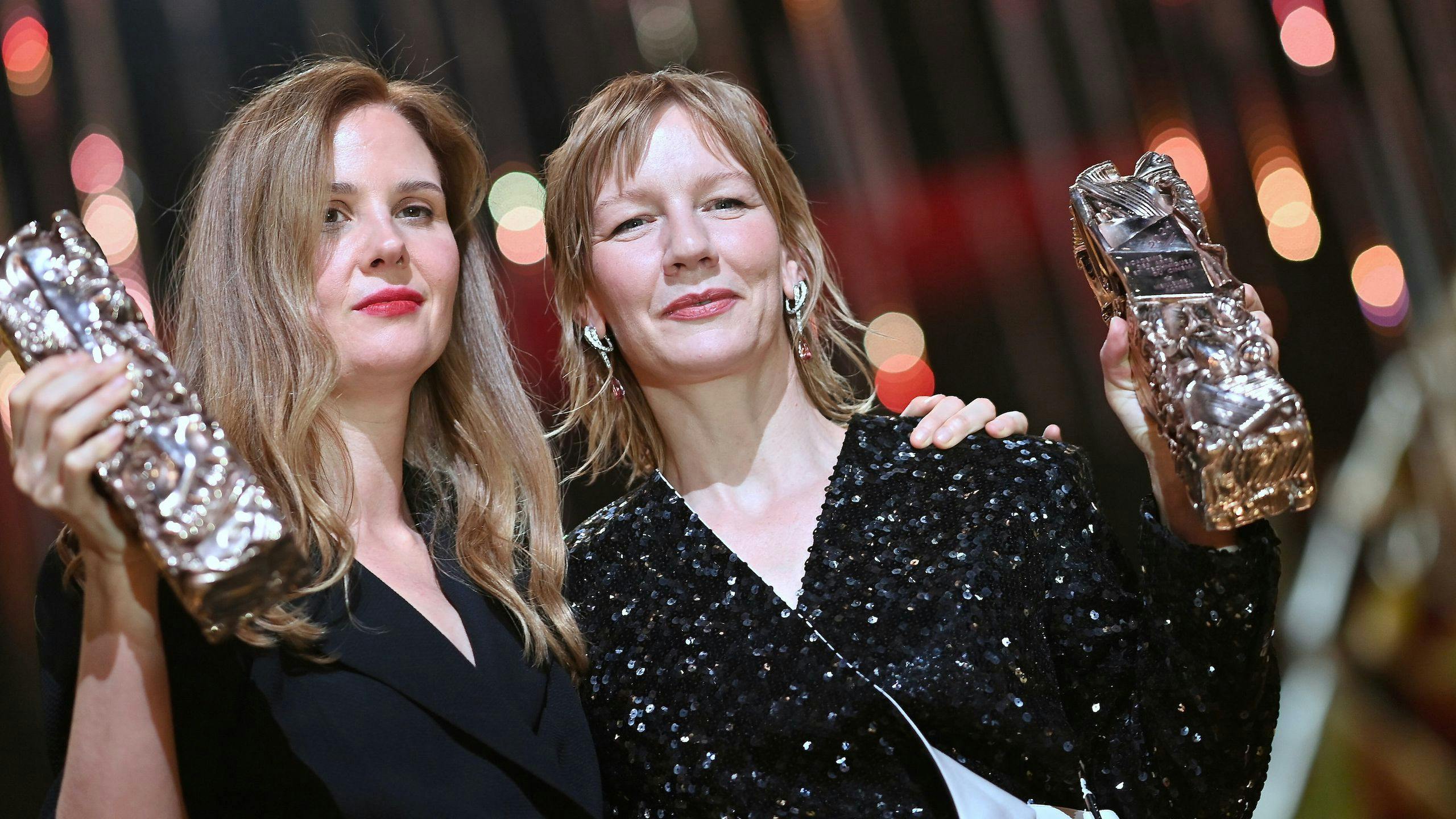 La directora Justine Triet y la actriz Sandra Hüller posan en la ceremonia de los César 2024