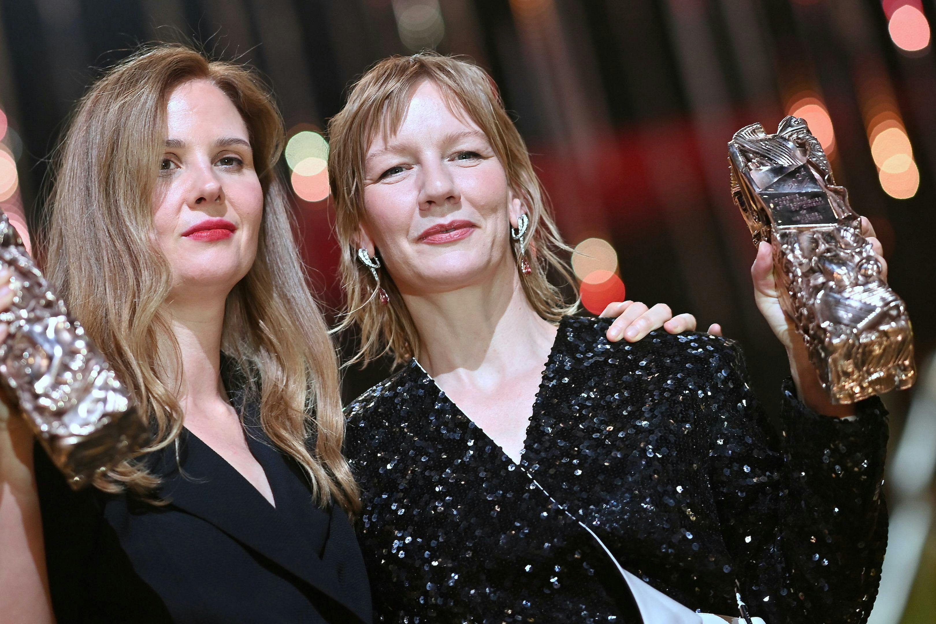 La directora Justine Triet y la actriz Sandra Hüller posan en la ceremonia de los César 2024
