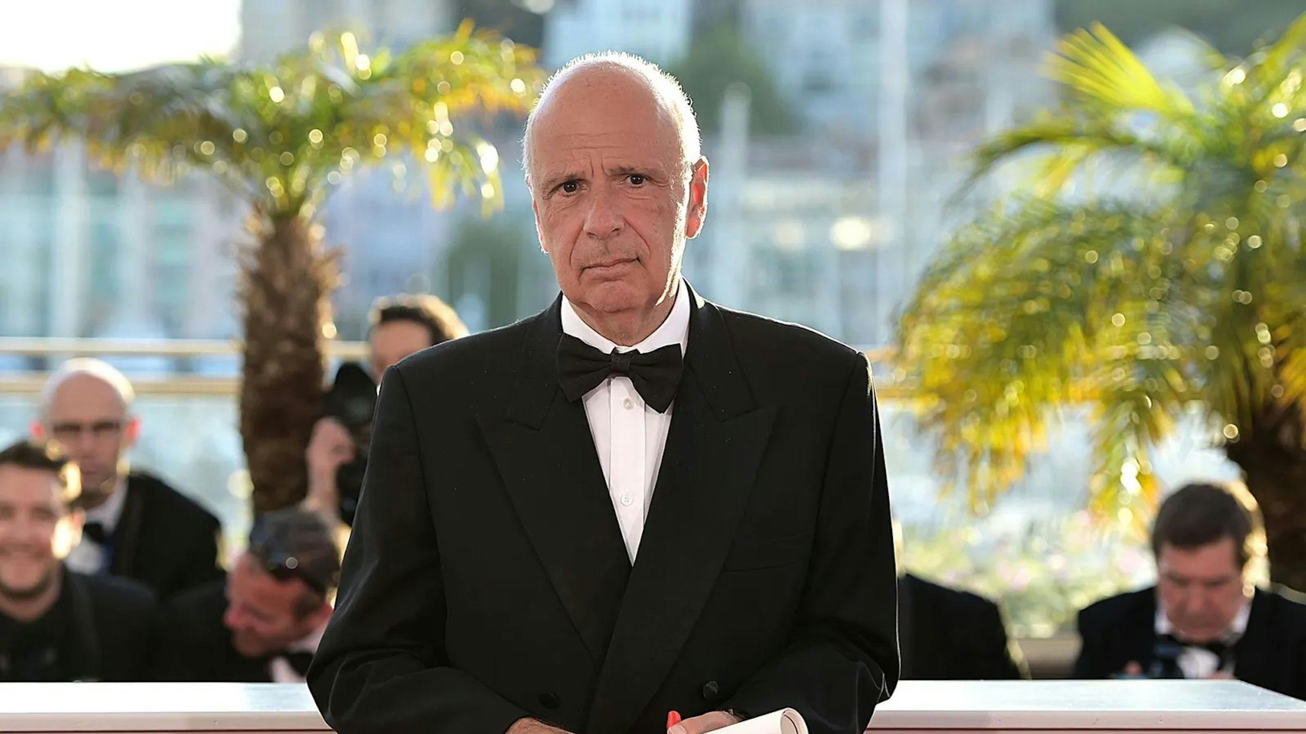 El productor Alain Sarde recogiendo un premio en el Festival de Cannes por 'Adiós al lenguaje' en nombre de Jean-Luc Godard