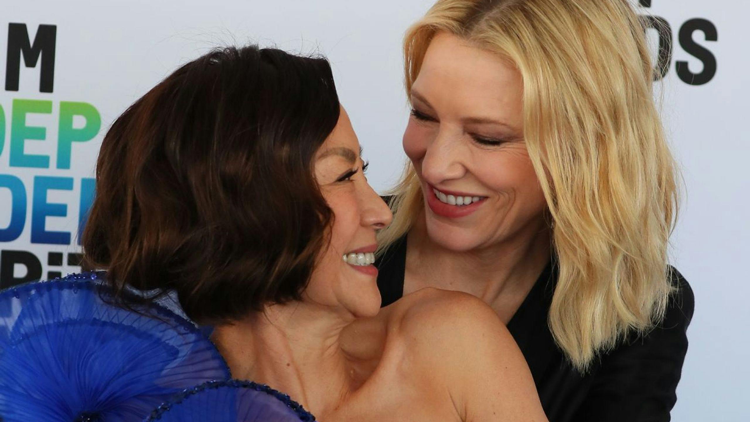 Michelle Yeoh y Cate Blanchett se abrazan en la alfombra roja de los Independent Spirit Awards 2023