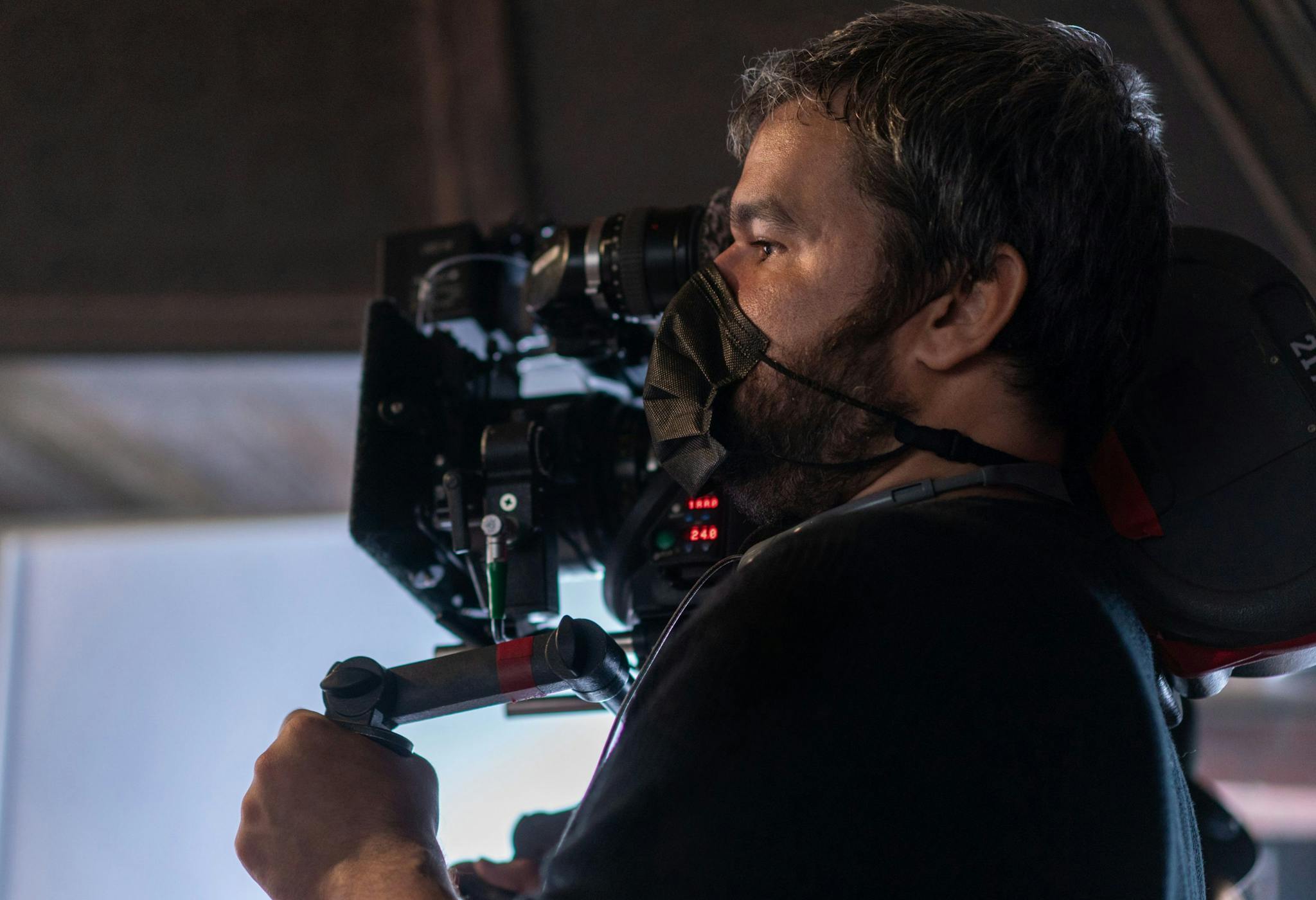 Christos Nikou en el rodaje de 'Fingernails (Esto va a doler)', su primera película en inglés y en Apple TV+