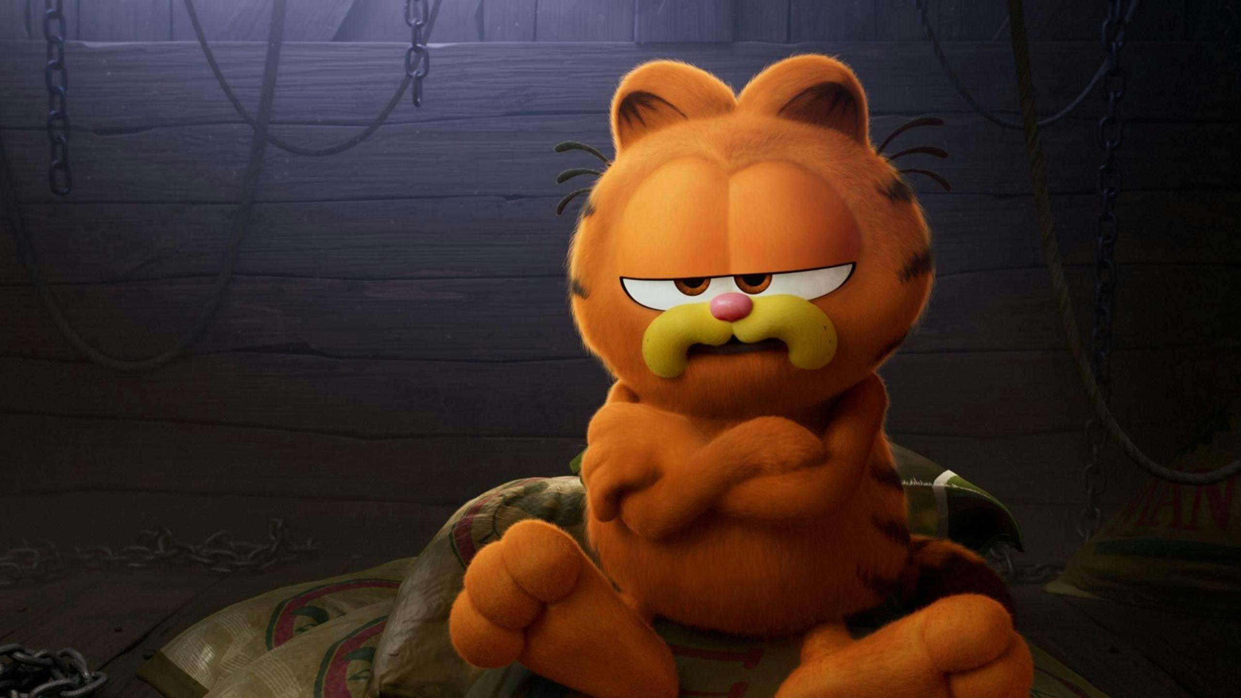 Fotograma promocional de 'Garfield. La película' con su gato protagonista de brazos cruzados y malhumorado