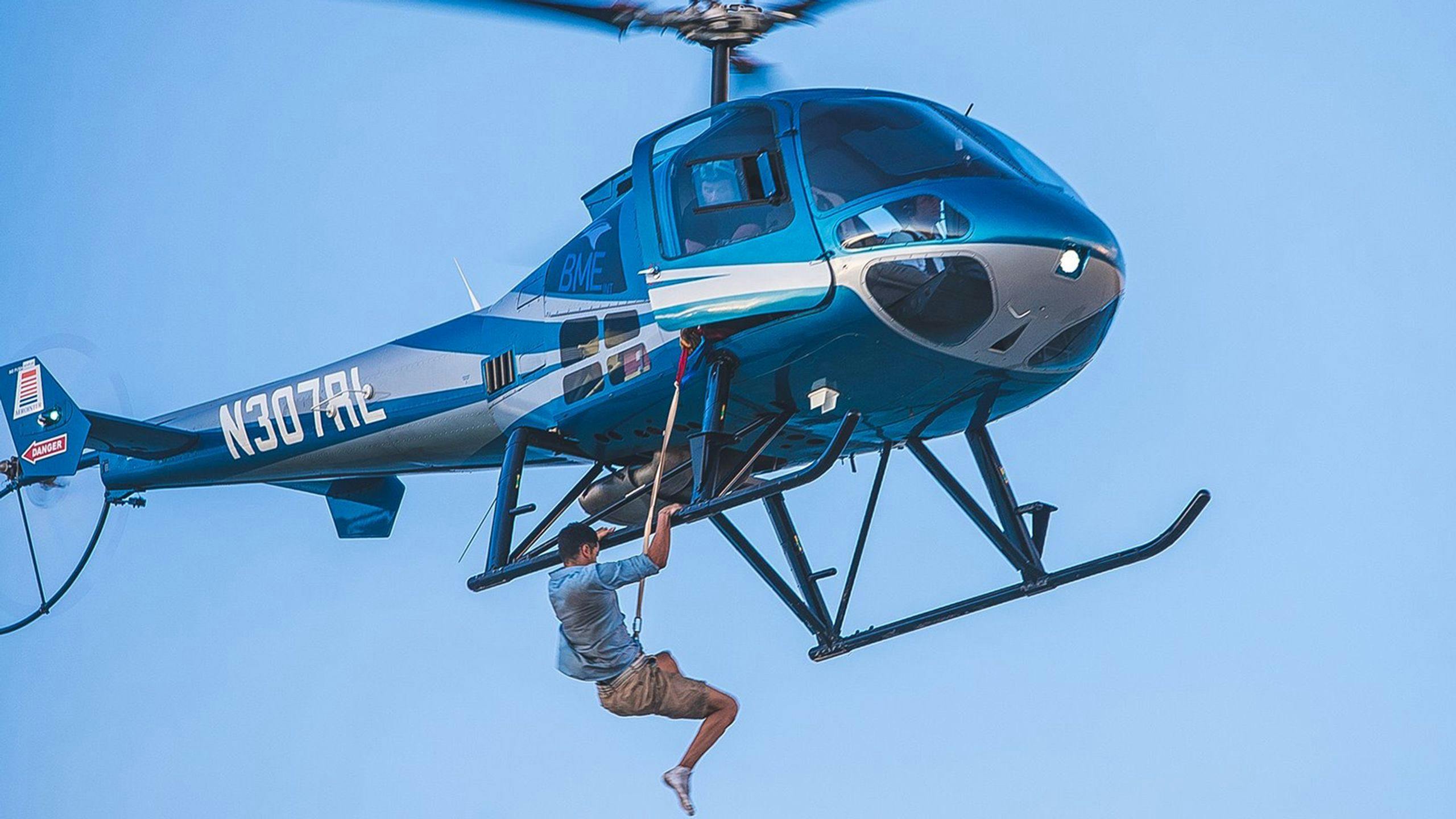 El especiaista Óscar Dorta, durante el rodaje de una escena de acción con un helicóptero