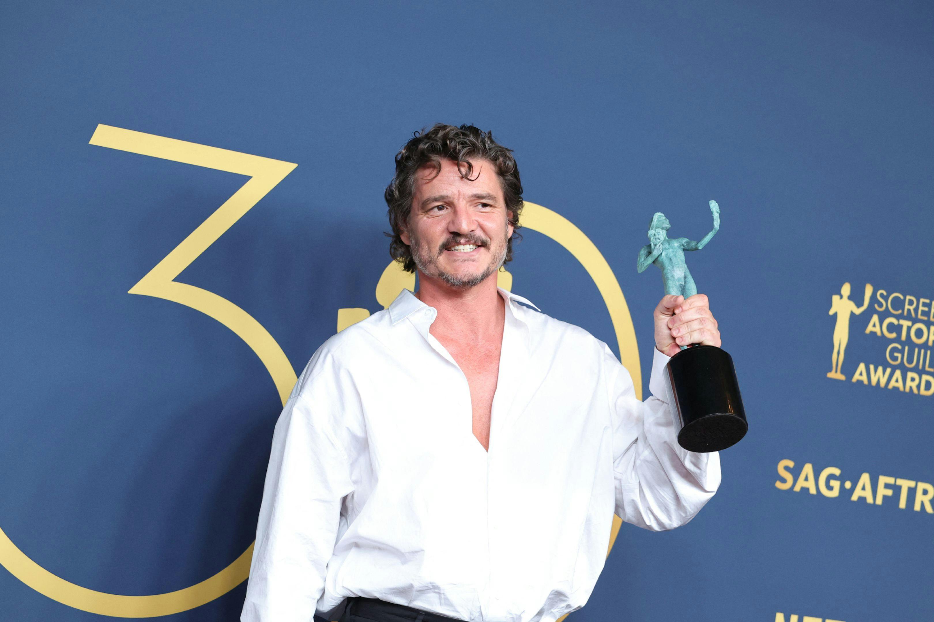 El actor Pedro Pascal posa con su SAG por 'The last of us' en la gala número 30 de lso premios del sindicato de actores