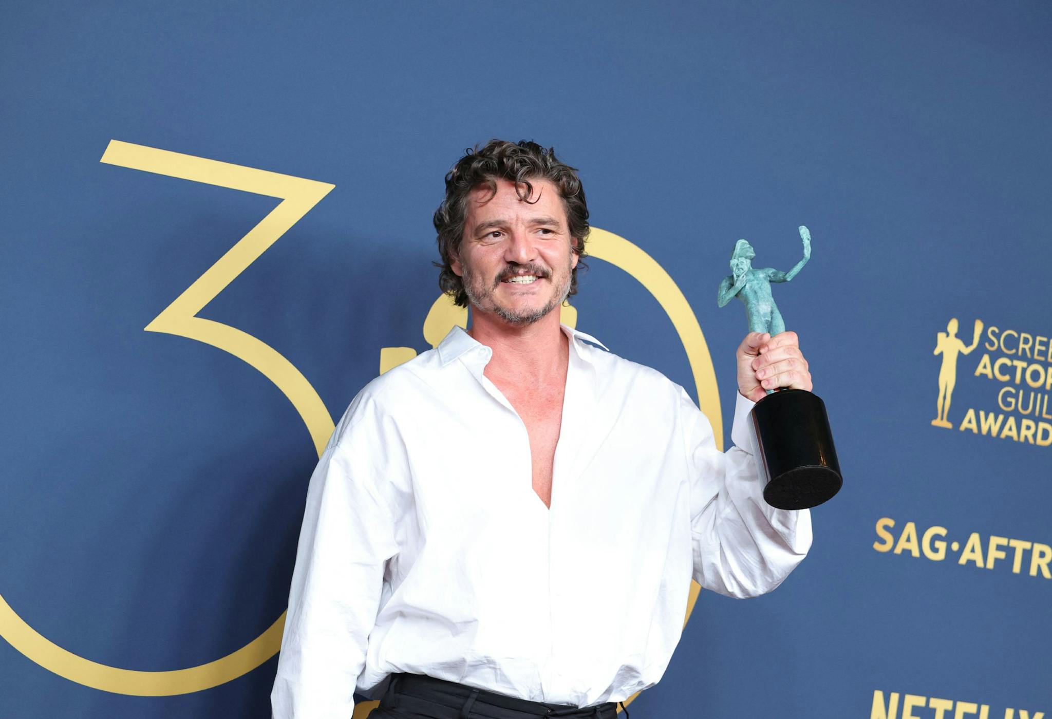 El actor Pedro Pascal posa con su SAG por 'The last of us' en la gala número 30 de lso premios del sindicato de actores