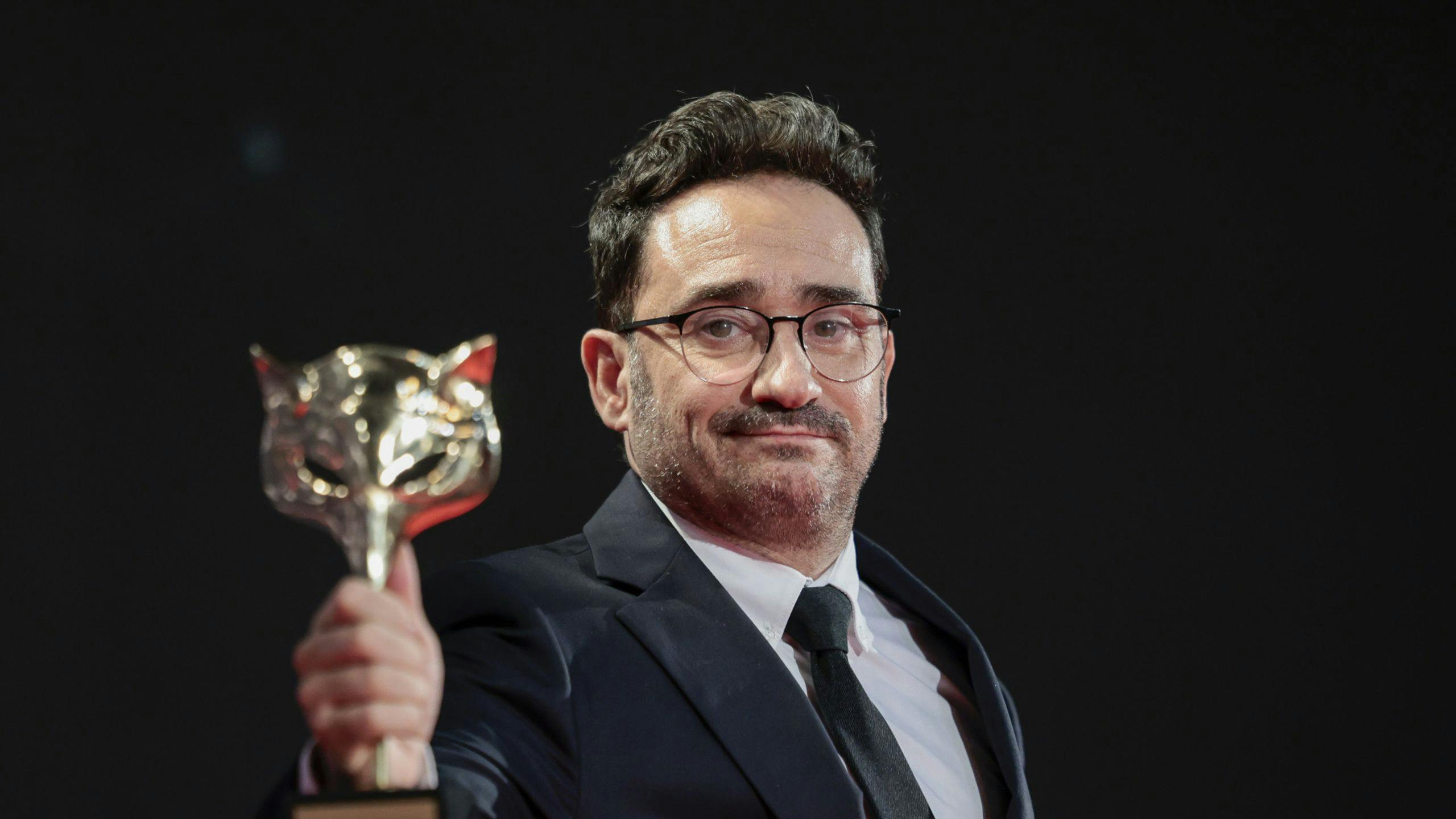 El director J. A. Bayona posa con el Feroz a la Mejor Dirección por 'La sociedad de la nieve' en los Premios Feroz 2024