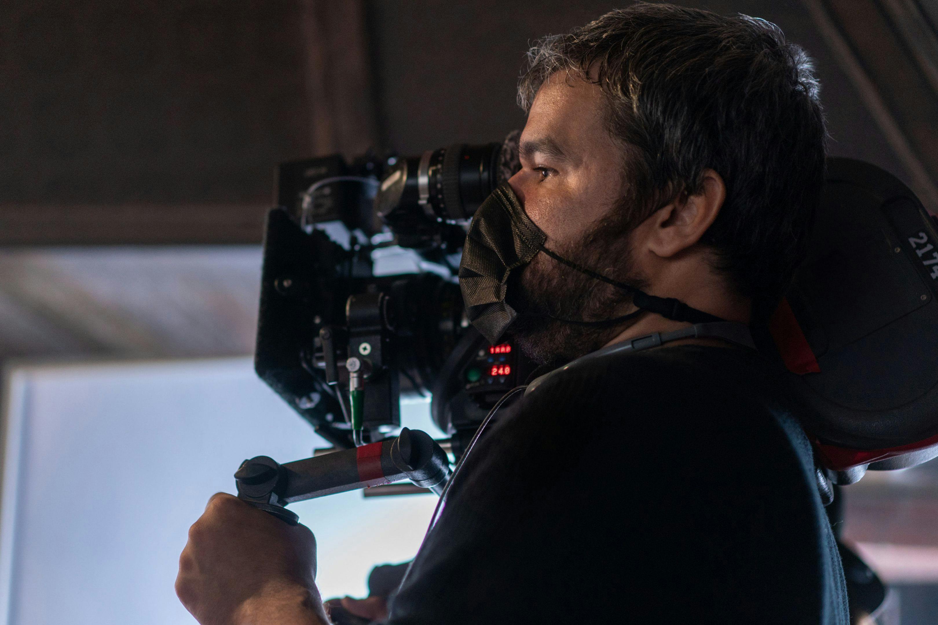 Christos Nikou en el rodaje de 'Fingernails (Esto va a doler)', su primera película en inglés y en Apple TV+