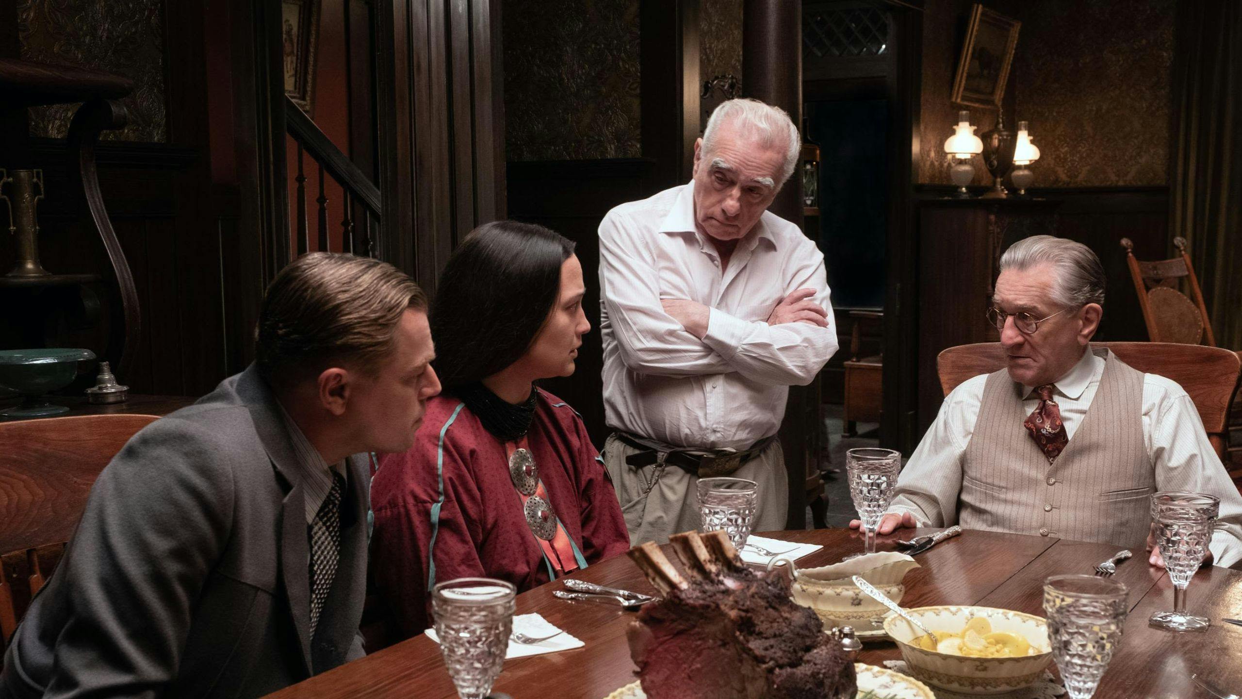 El director Martin Scorsese, rodeado de sus actores -Leonardo DiCaprio, Lily Gladstone y Robert de Niro- en el rodaje de 'Los asesinos de la luna'