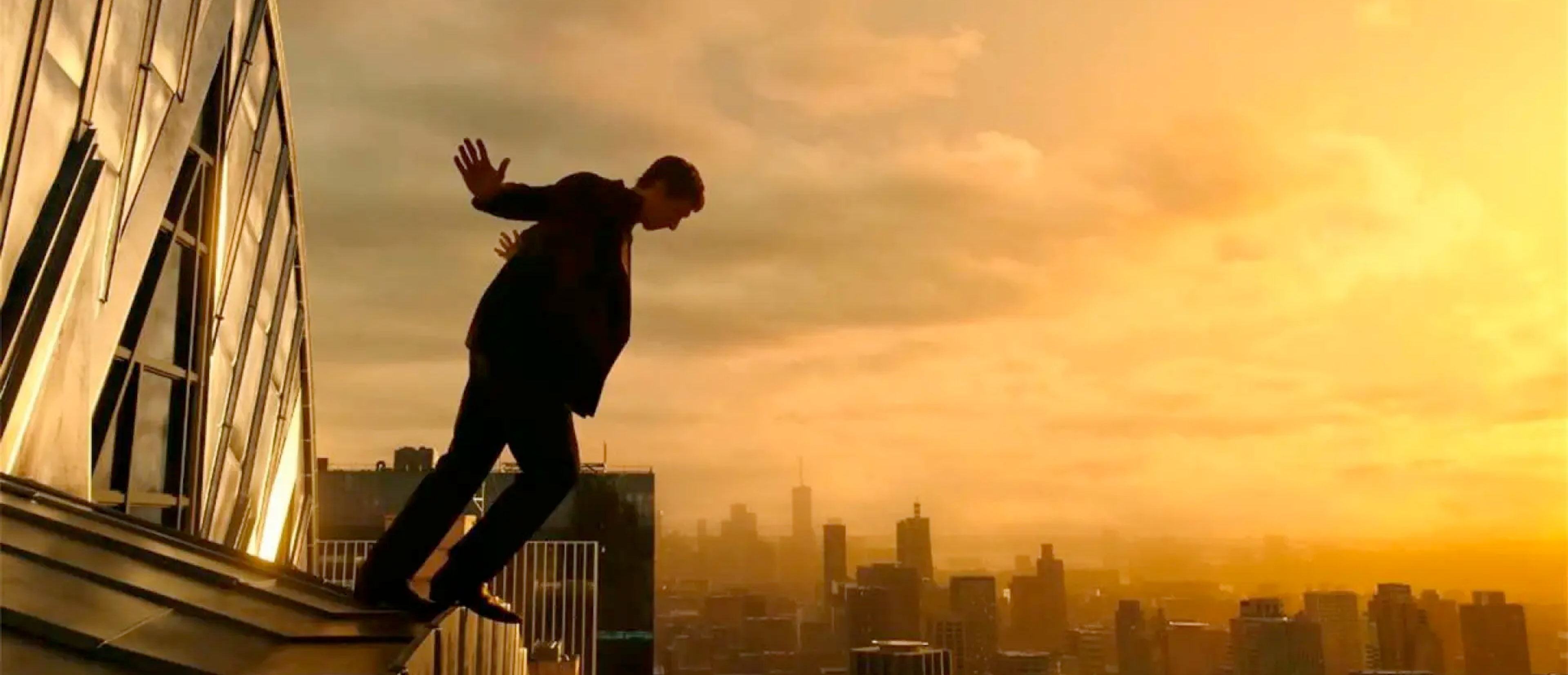 Adam Driver a punto de precipitarse al vacío desde un rascacielos en 'Megalópolis', de Francis Ford Coppola