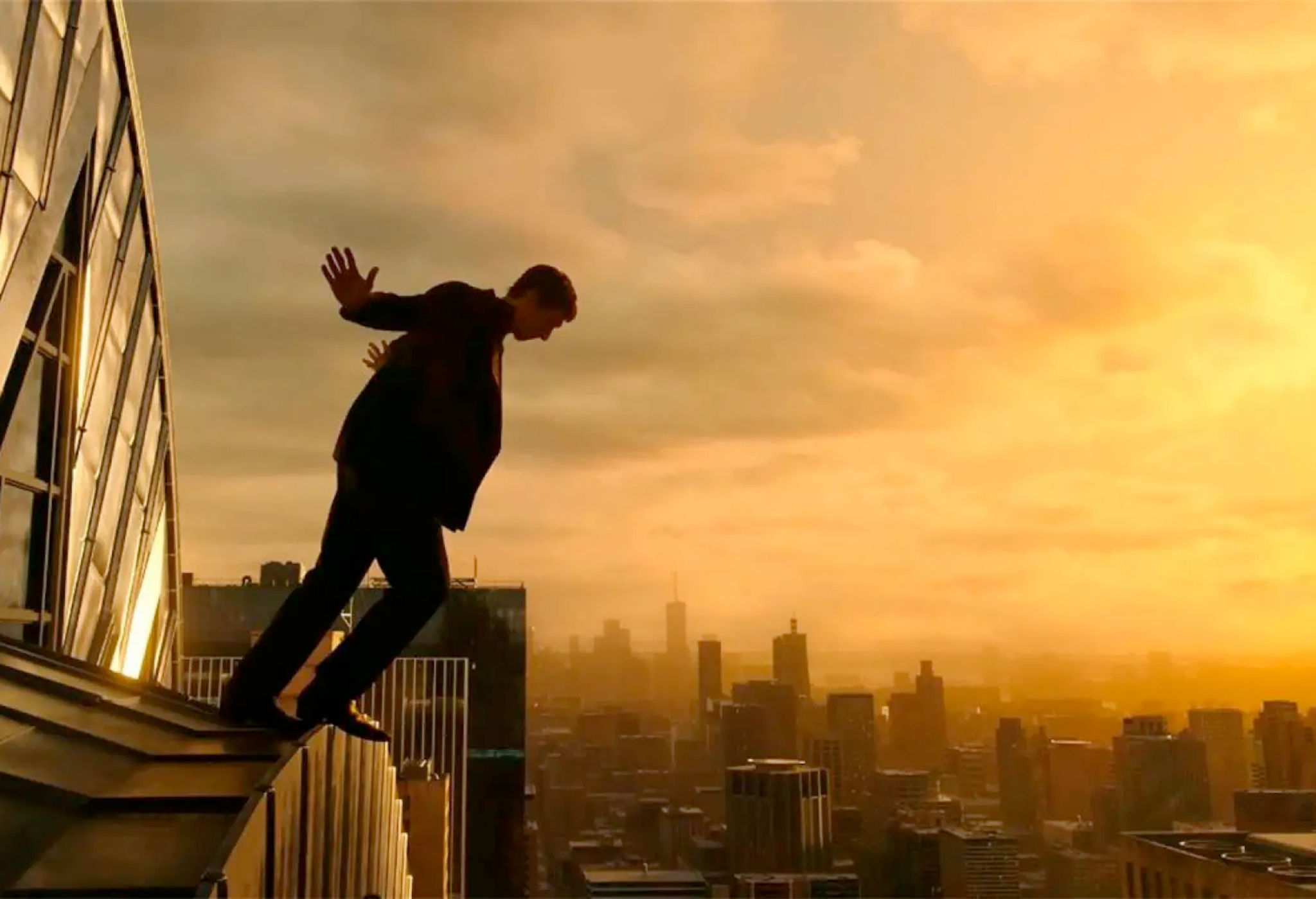 Adam Driver a punto de precipitarse al vacío desde un rascacielos en 'Megalópolis', de Francis Ford Coppola