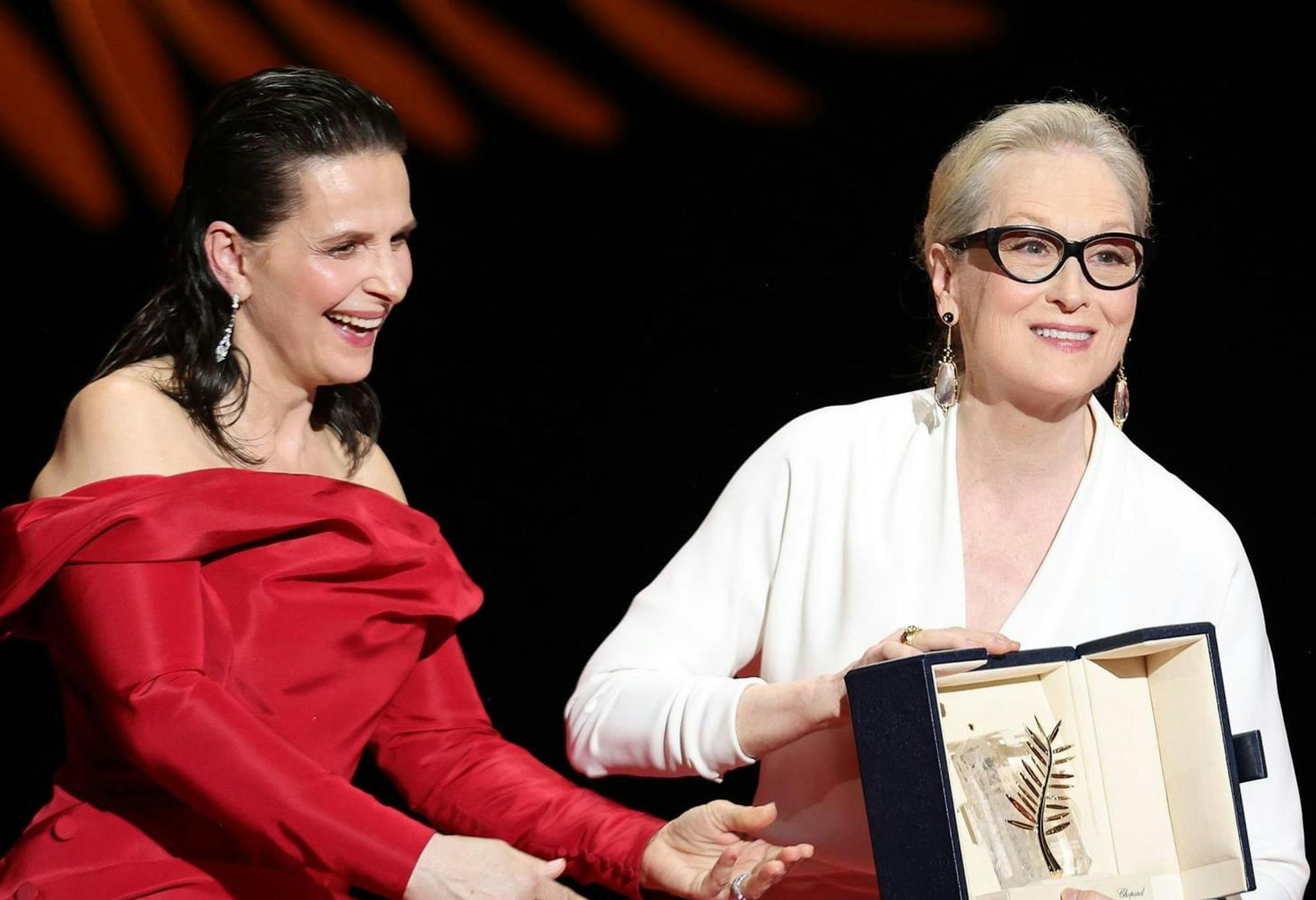 Juliette Binoche entrega la Palma de Oro honorífica del Festival de Cannes 2024 a Meryl Streep
