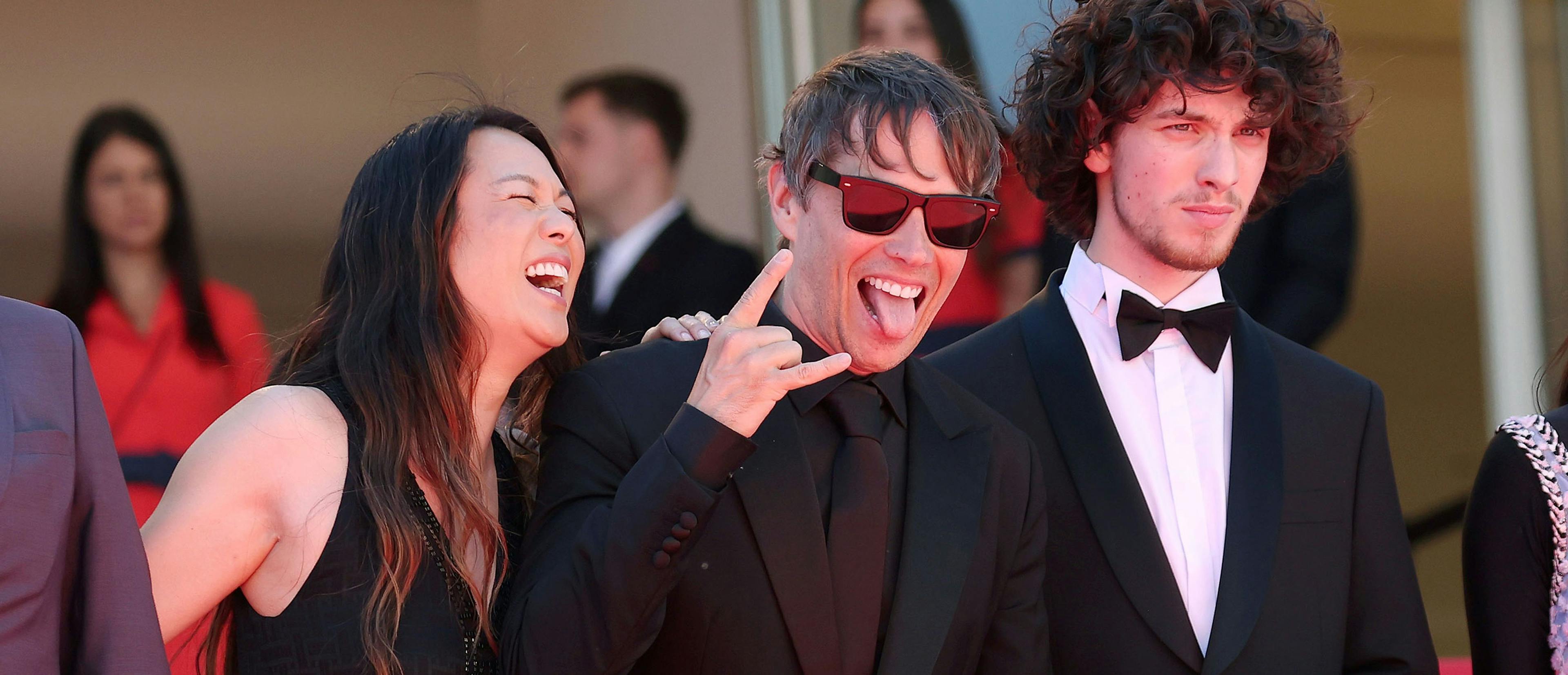 El director Sean Baker, rodeado por parte del equipo de 'Anora', en la alfombra roja de Cannes 2024