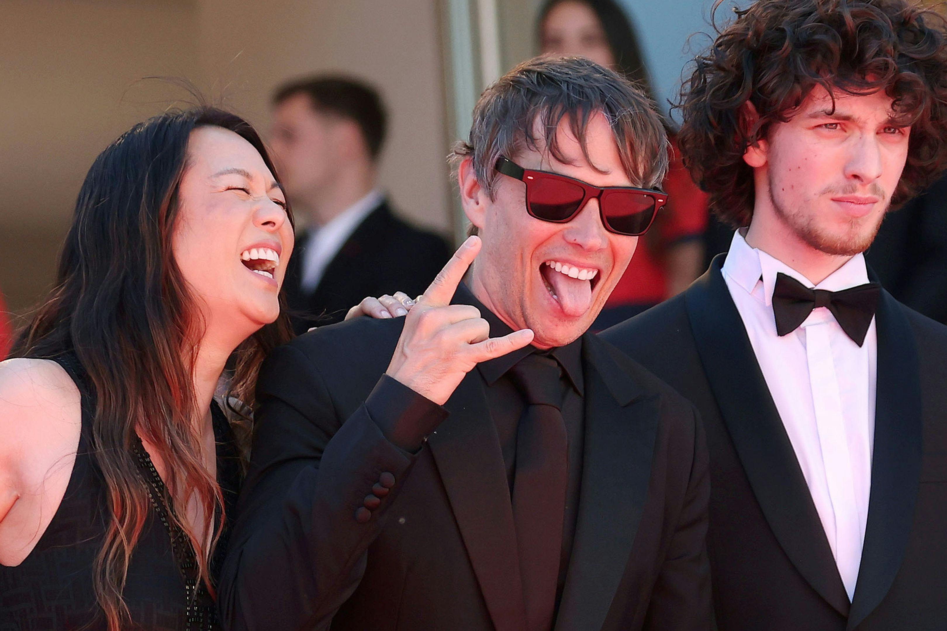 El director Sean Baker, rodeado por parte del equipo de 'Anora', en la alfombra roja de Cannes 2024