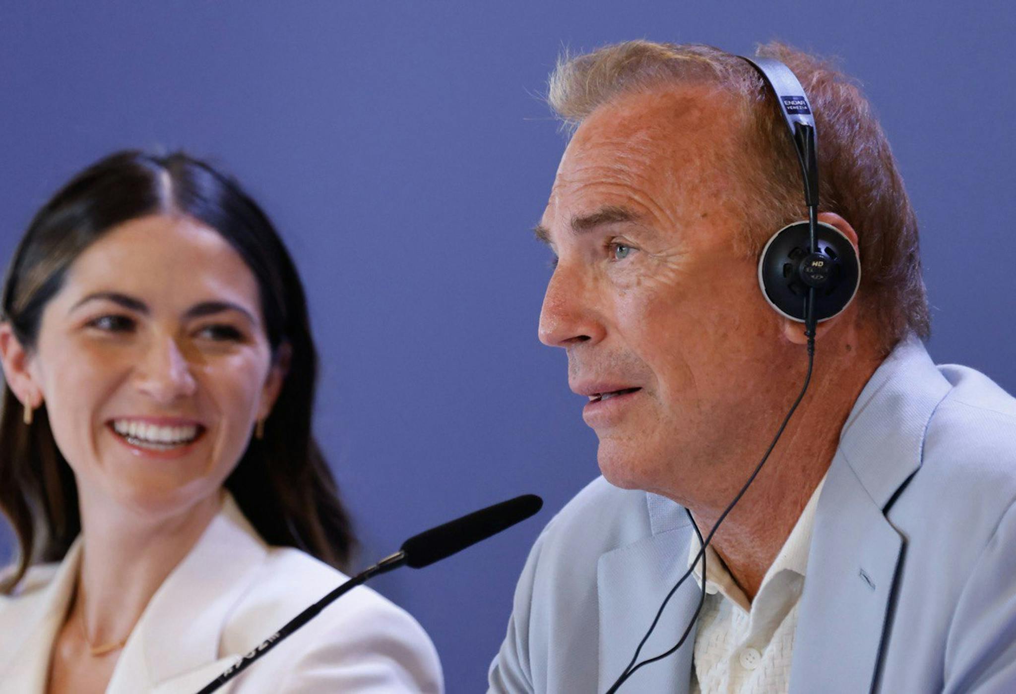 Isabelle Fuhrman y Kevin Costner en la rueda de prensa de presentación de 'Horizon: An american saga - Capítulo 2' en Venecia