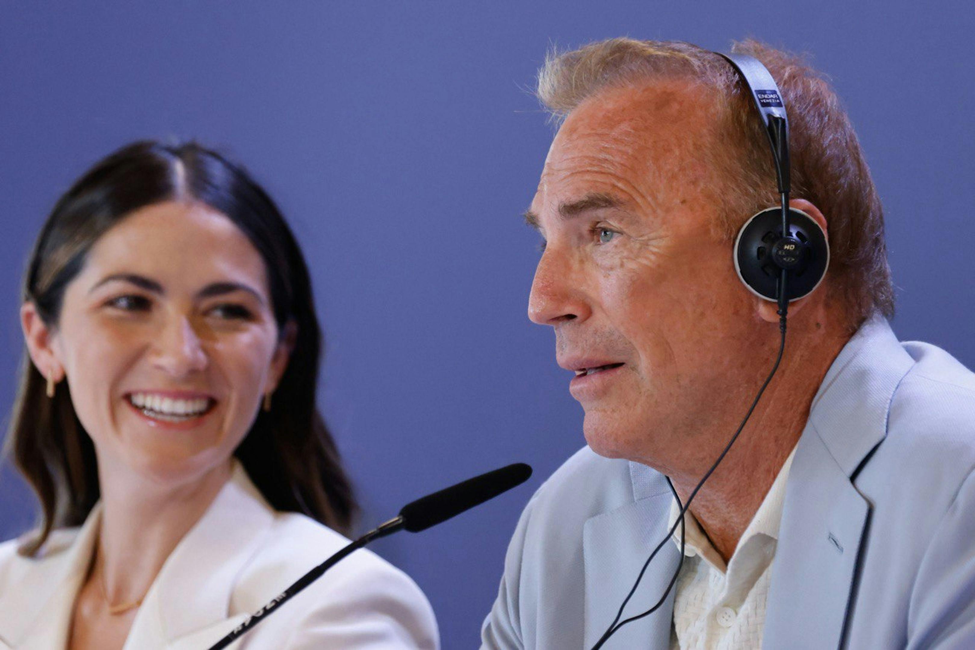 Isabelle Fuhrman y Kevin Costner en la rueda de prensa de presentación de 'Horizon: An american saga - Capítulo 2' en Venecia