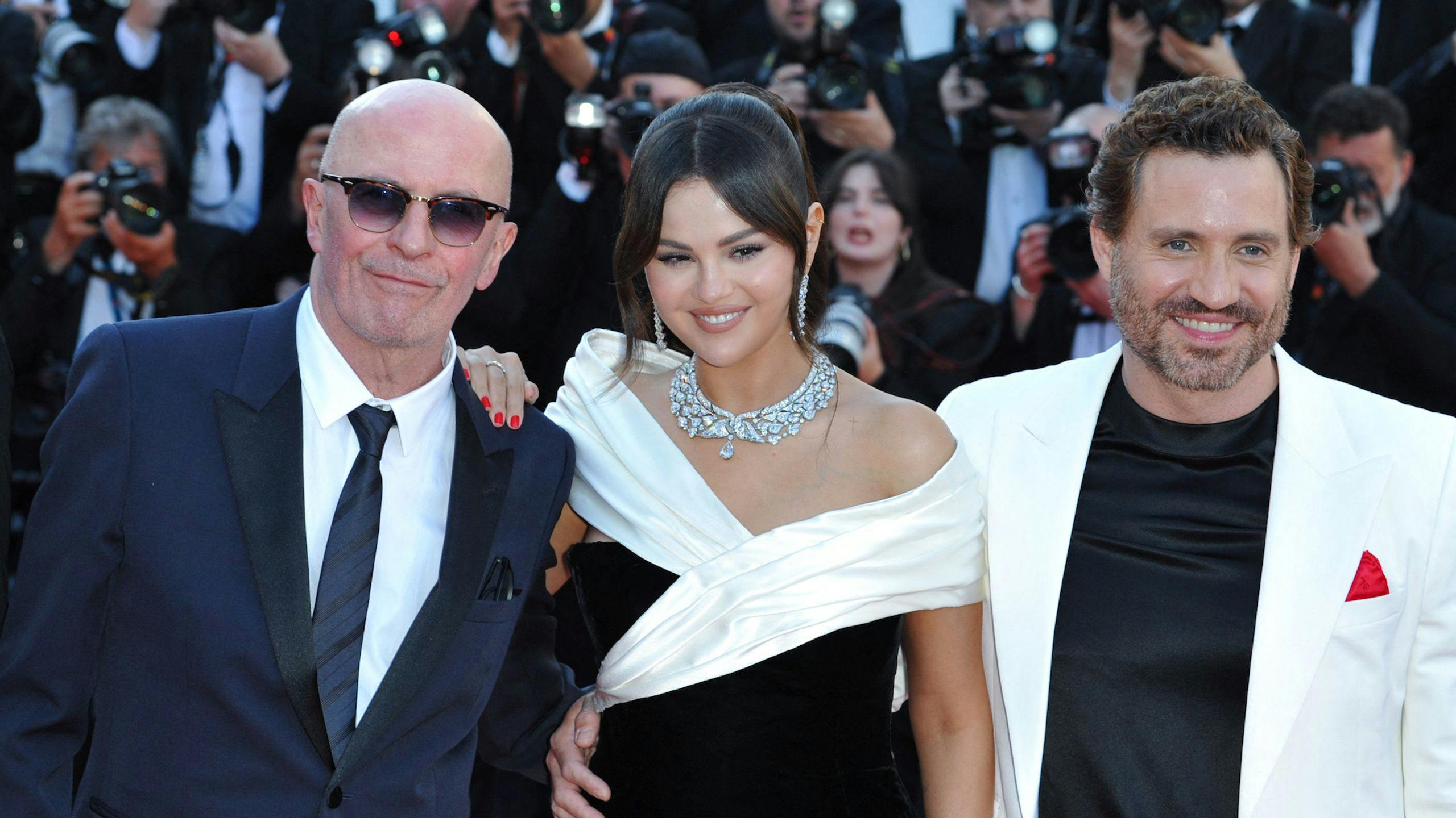 Jacques Audiard, Selena Gómez y Edgar Ramirez en la red carpet de 'Emilia Pérez' en la 77 edición de Cannes