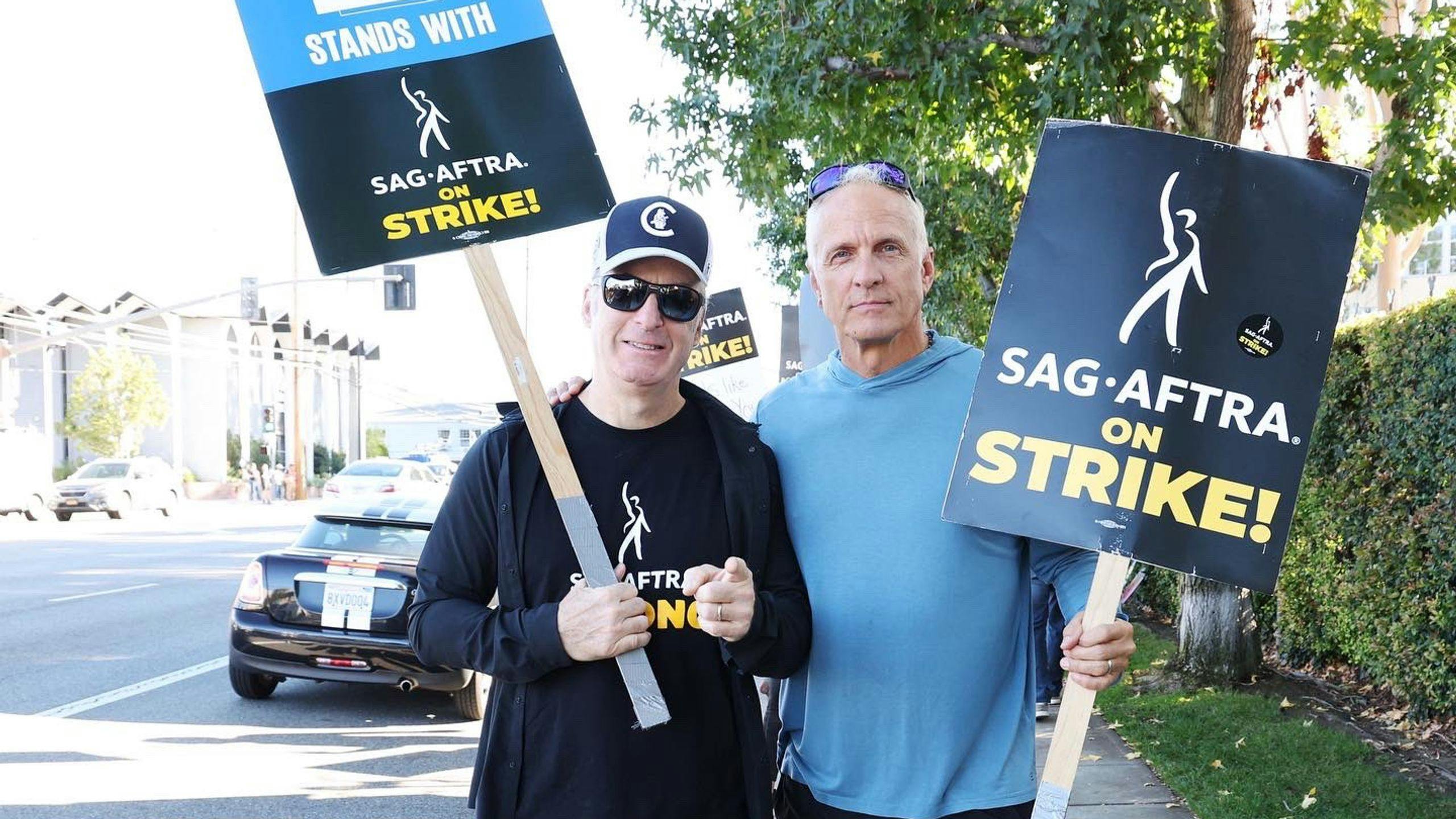 Los actores Bob Odenkirk y Patrick Fabian, de la serie 'Better Call Saul', en un piquete de la huelga