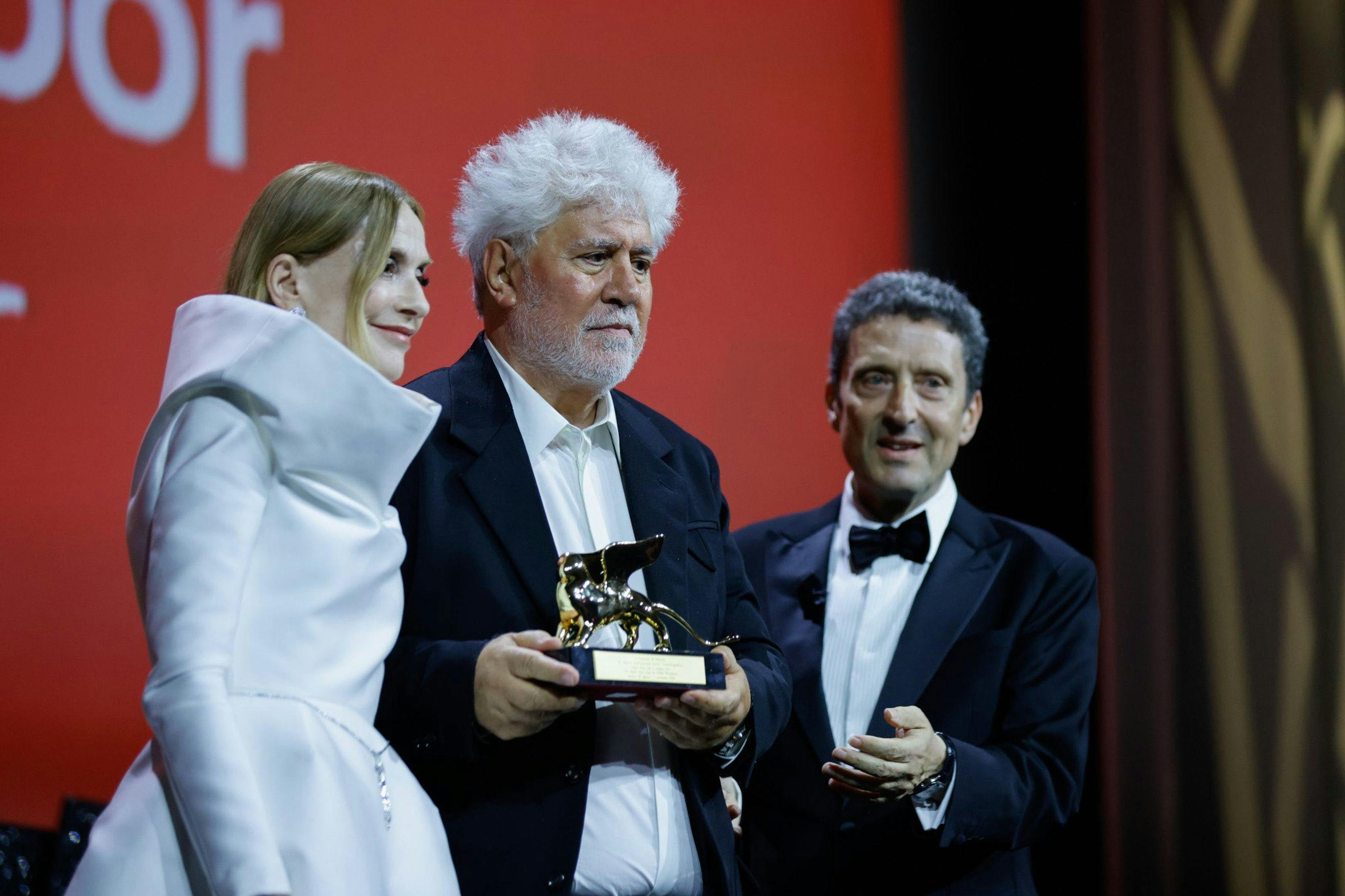 Isabelle Huppert, Pedro Almodóvar y Pietrangelo Buttafuoco, con el León de Oro para el director español por 'La habitación de al lado'