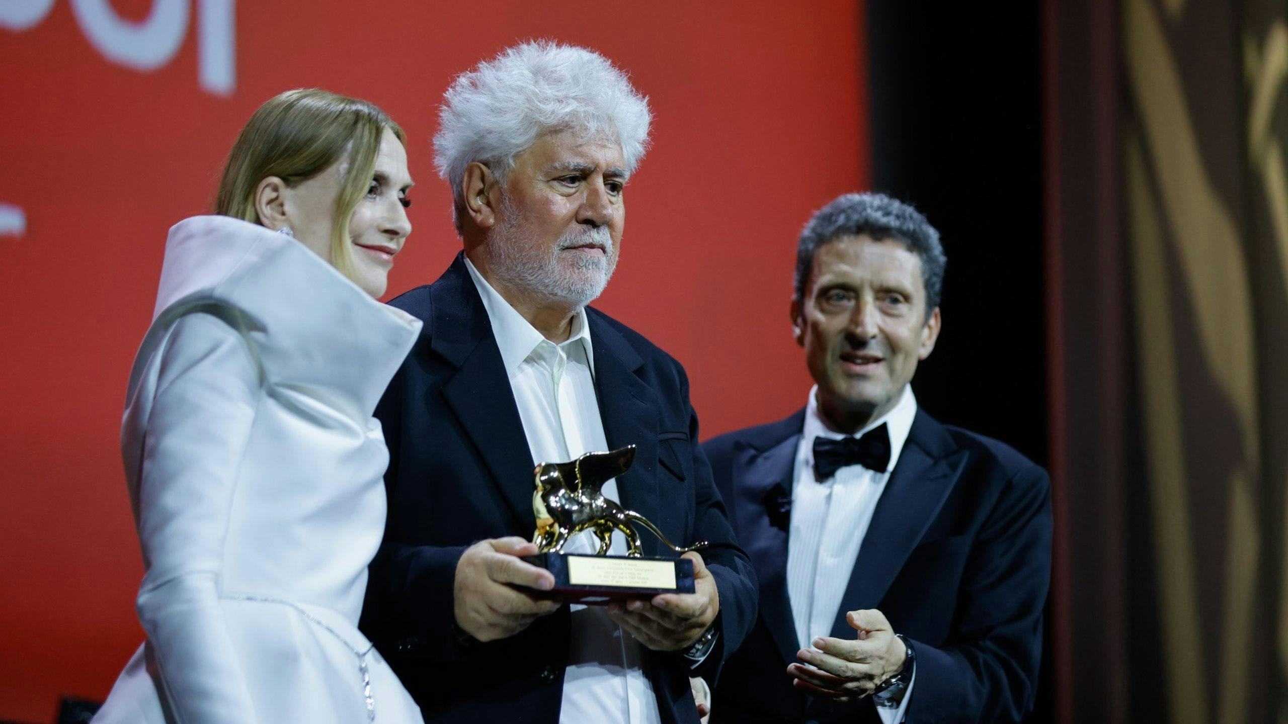 Isabelle Huppert, Pedro Almodóvar y Pietrangelo Buttafuoco, con el León de Oro para el director español por 'La habitación de al lado'