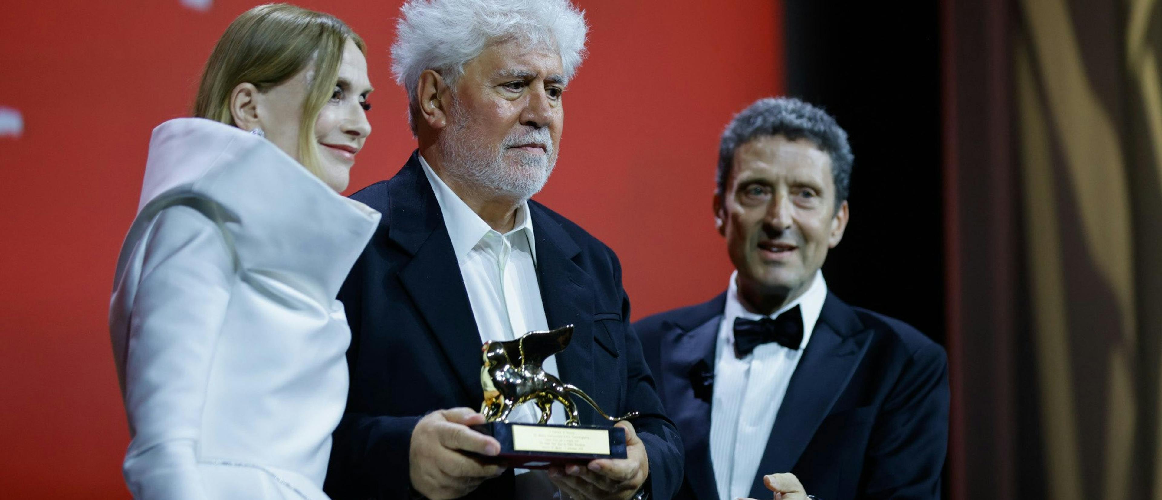 Isabelle Huppert, Pedro Almodóvar y Pietrangelo Buttafuoco, con el León de Oro para el director español por 'La habitación de al lado'