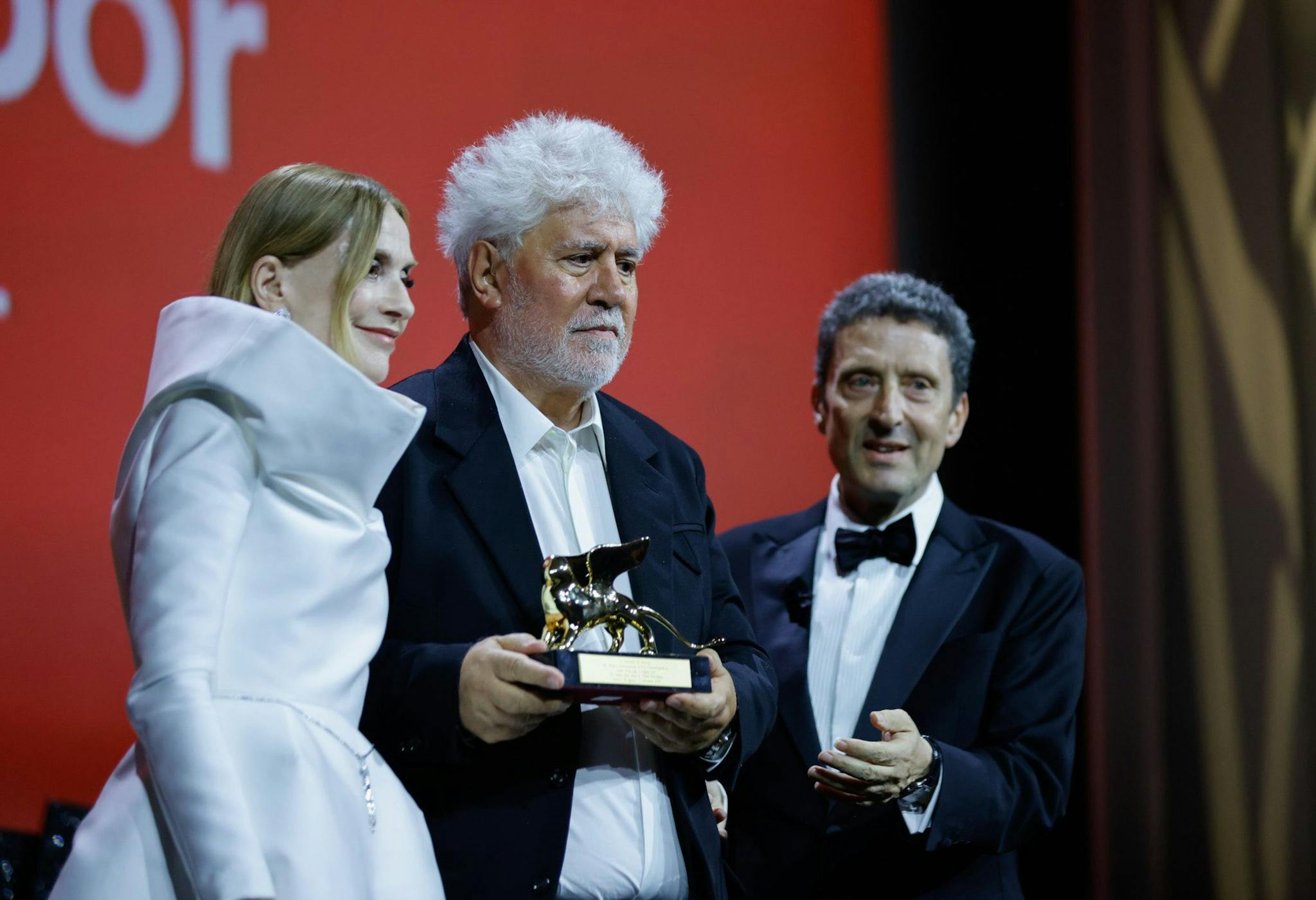 Isabelle Huppert, Pedro Almodóvar y Pietrangelo Buttafuoco, con el León de Oro para el director español por 'La habitación de al lado'