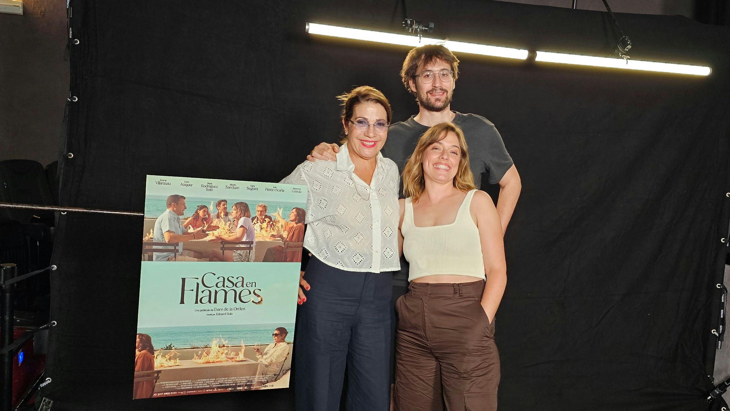 Las actrices Emma Vilarasau y María Rodríguez Soto, y el director Dani de la Orden, posan con el póster de 'Casa en llamas'