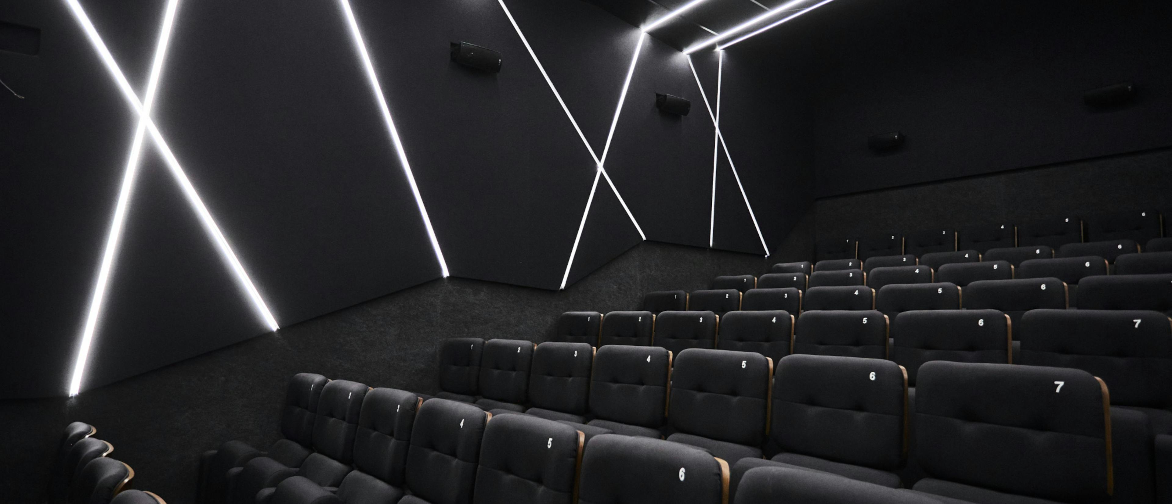 Una de las salas de los Cines Embajadores Foncalada preparada para recibir a los espectadores en Oviedo