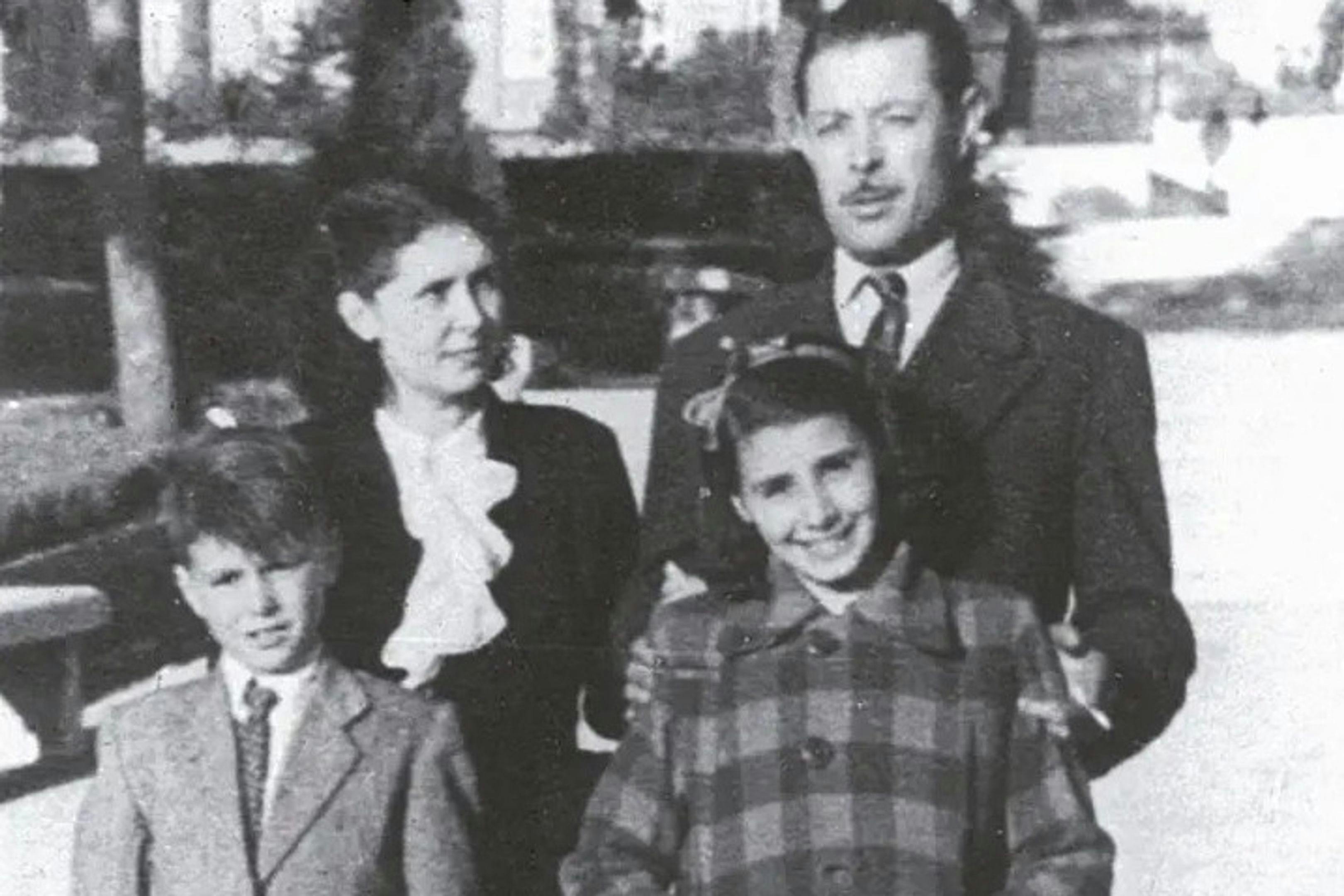 Concha Velasco, de niña, junto a su hermano y a sus padres