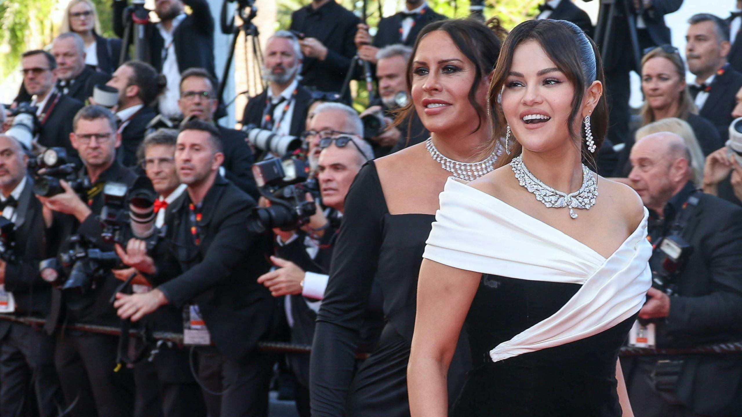Las actrices Karla Sofía Gascón y Selena Gómez, en la alfombra roja de 'Emilia Pérez' durante el Festival de Cannes 2024