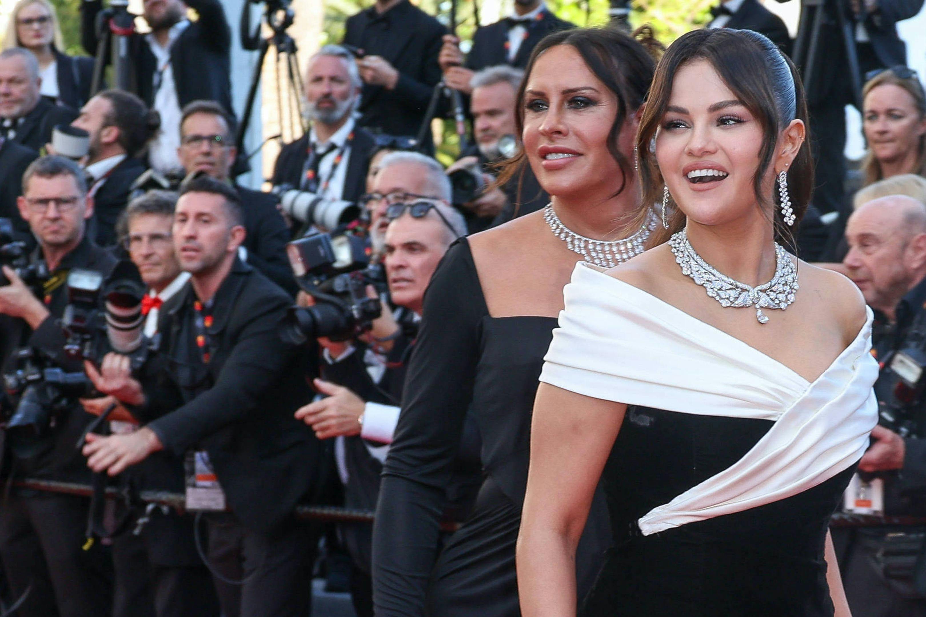 Las actrices Karla Sofía Gascón y Selena Gómez, en la alfombra roja de 'Emilia Pérez' durante el Festival de Cannes 2024