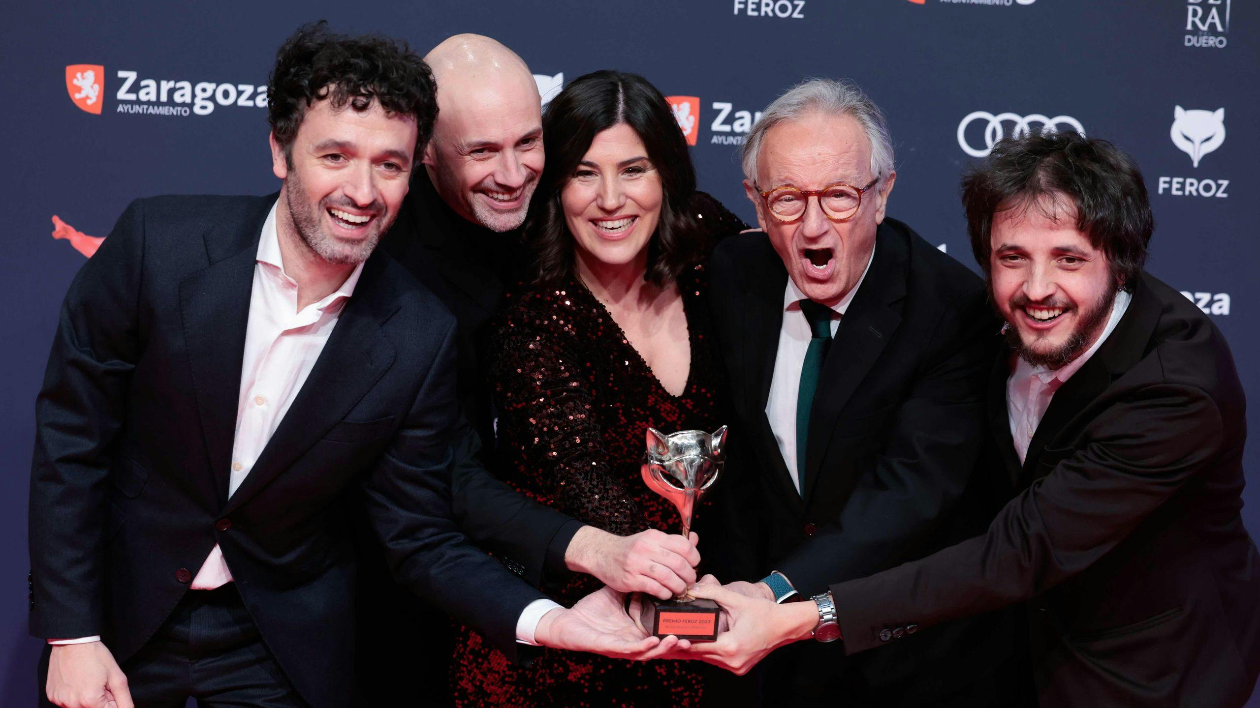Los productores de 'As bestas' posan con su Feroz a Mejor Película de Drama