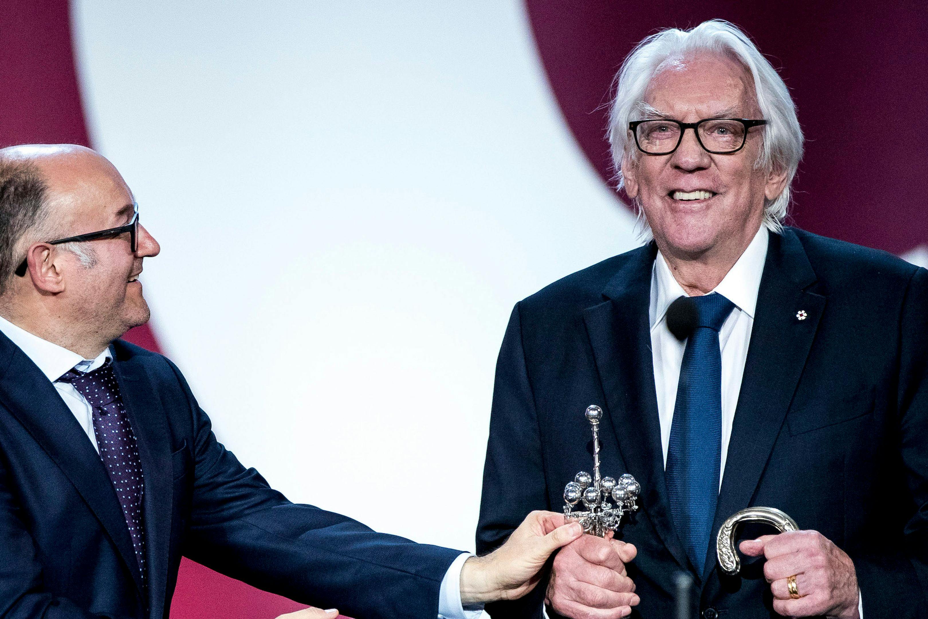 El actor Donald Sutherland recoge el Premio Donostia del Festival de San Sebastián, en 2019, de manos de José Luis Rebordinos