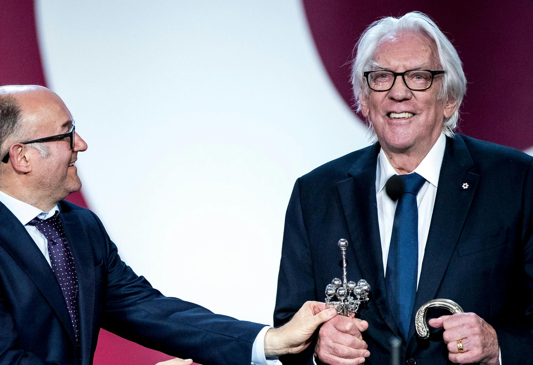 El actor Donald Sutherland recoge el Premio Donostia del Festival de San Sebastián, en 2019, de manos de José Luis Rebordinos