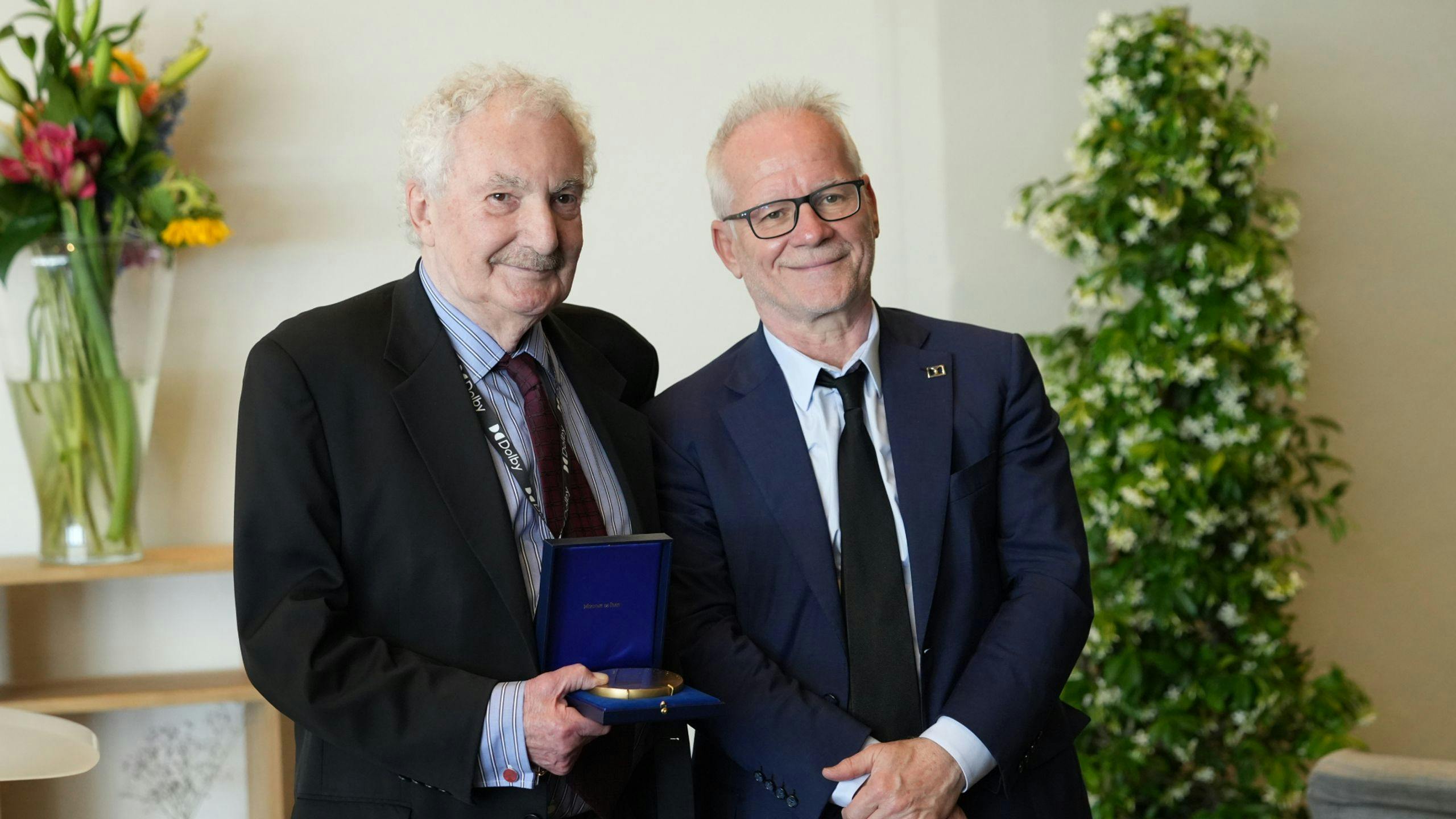 Ioan Allen, vicepresidente senior de Dolby, posa junto a Thierry Frémau tras recibir la medalla del Festival de Cannes