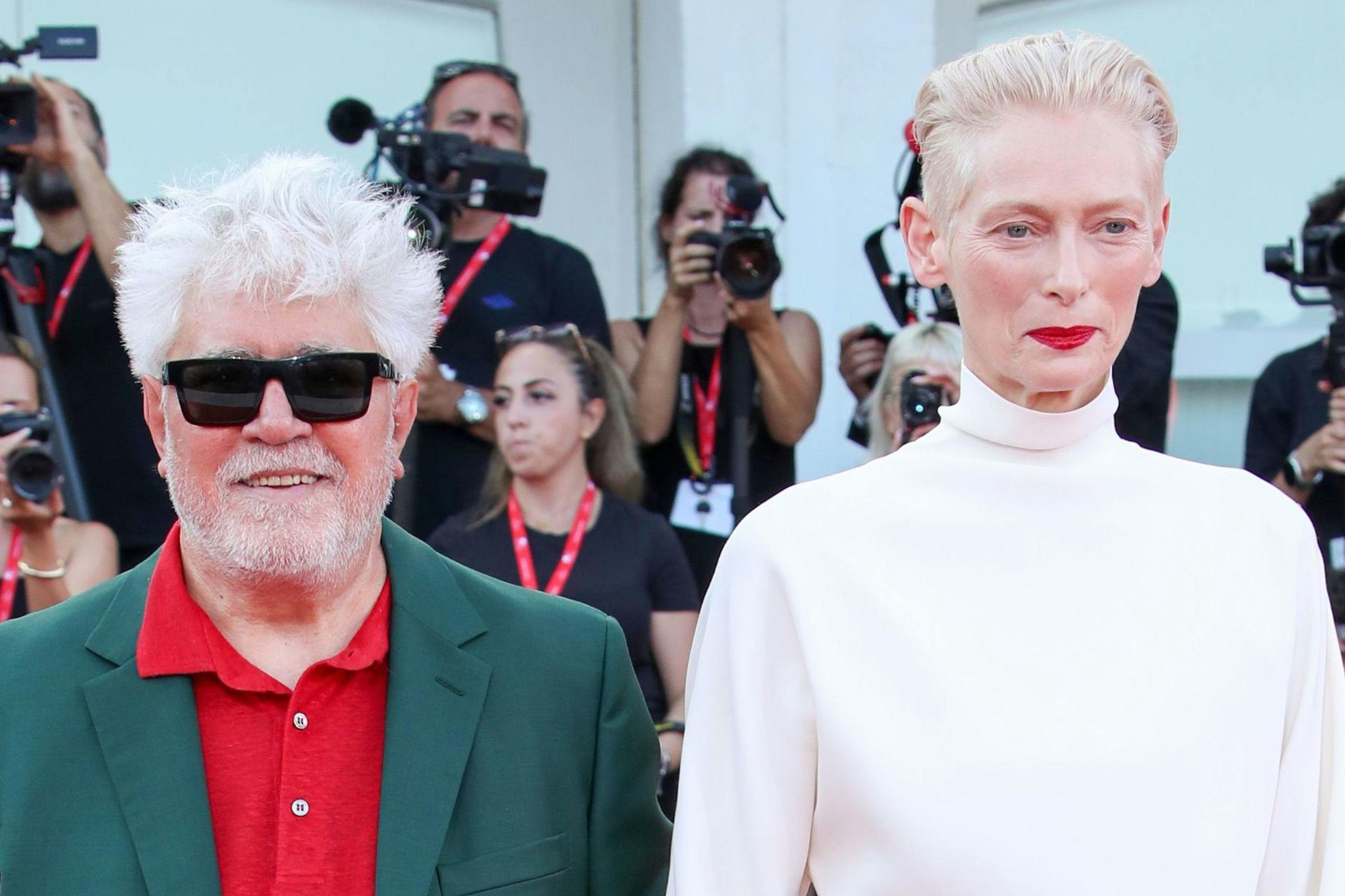 El director Pedro Almodóvar y la actriz Tilda Swinton, en la alfombra roja de 'Queer' durante la Mostra de Venecia 2024