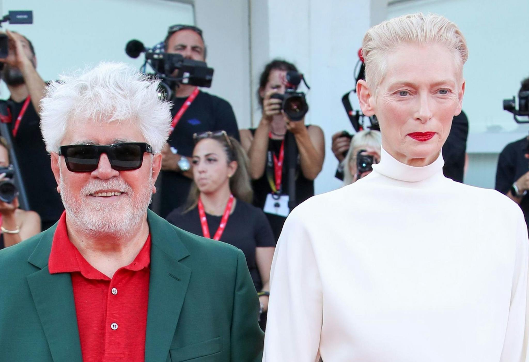 El director Pedro Almodóvar y la actriz Tilda Swinton, en la alfombra roja de 'Queer' durante la Mostra de Venecia 2024