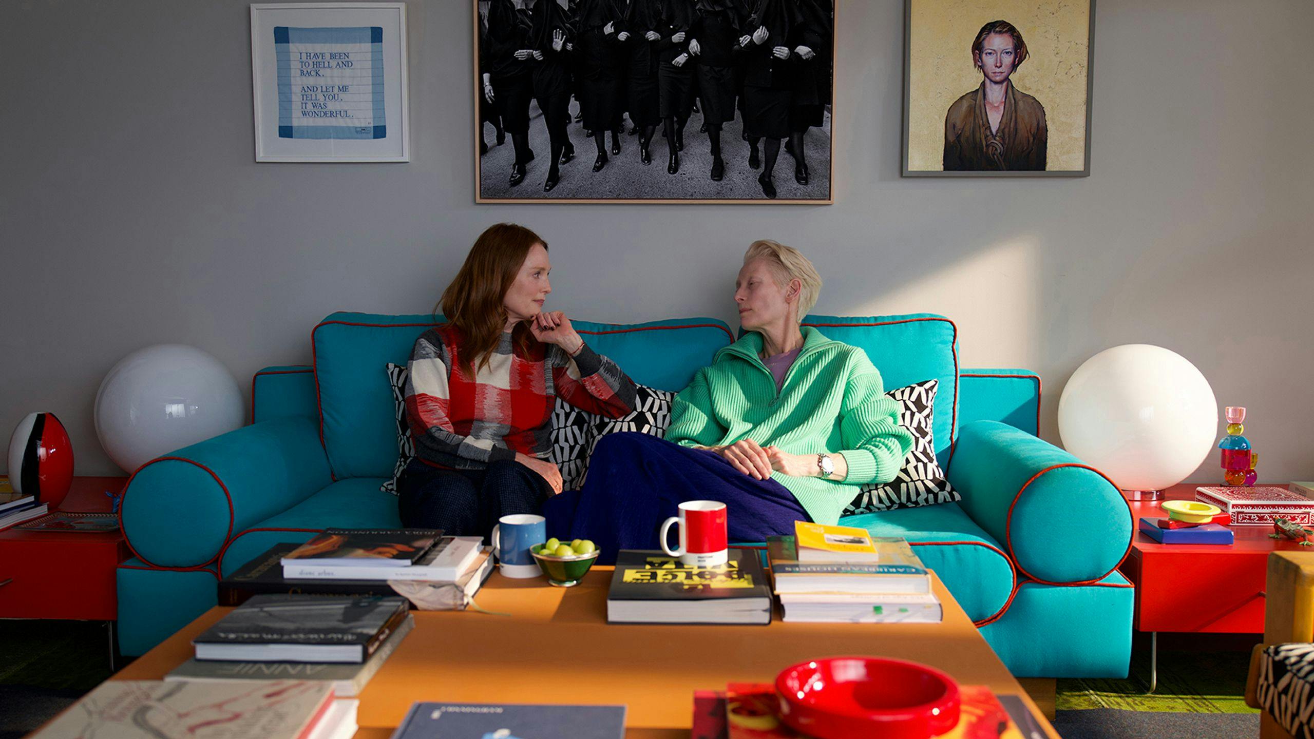 Julianne Moore y Tilda Swinton en un fotograma de 'La habitación de al lado', de Pedro Almodóvar