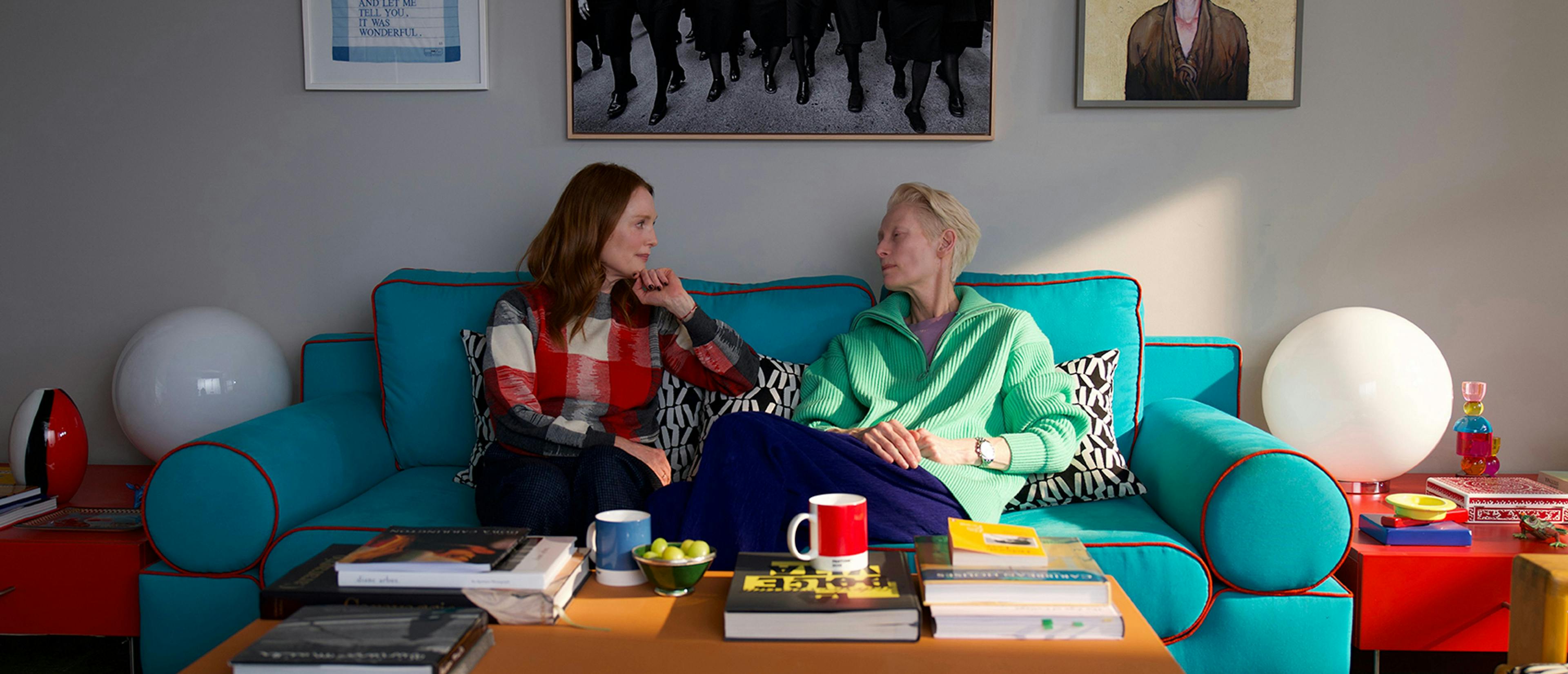 Julianne Moore y Tilda Swinton en un fotograma de 'La habitación de al lado', de Pedro Almodóvar