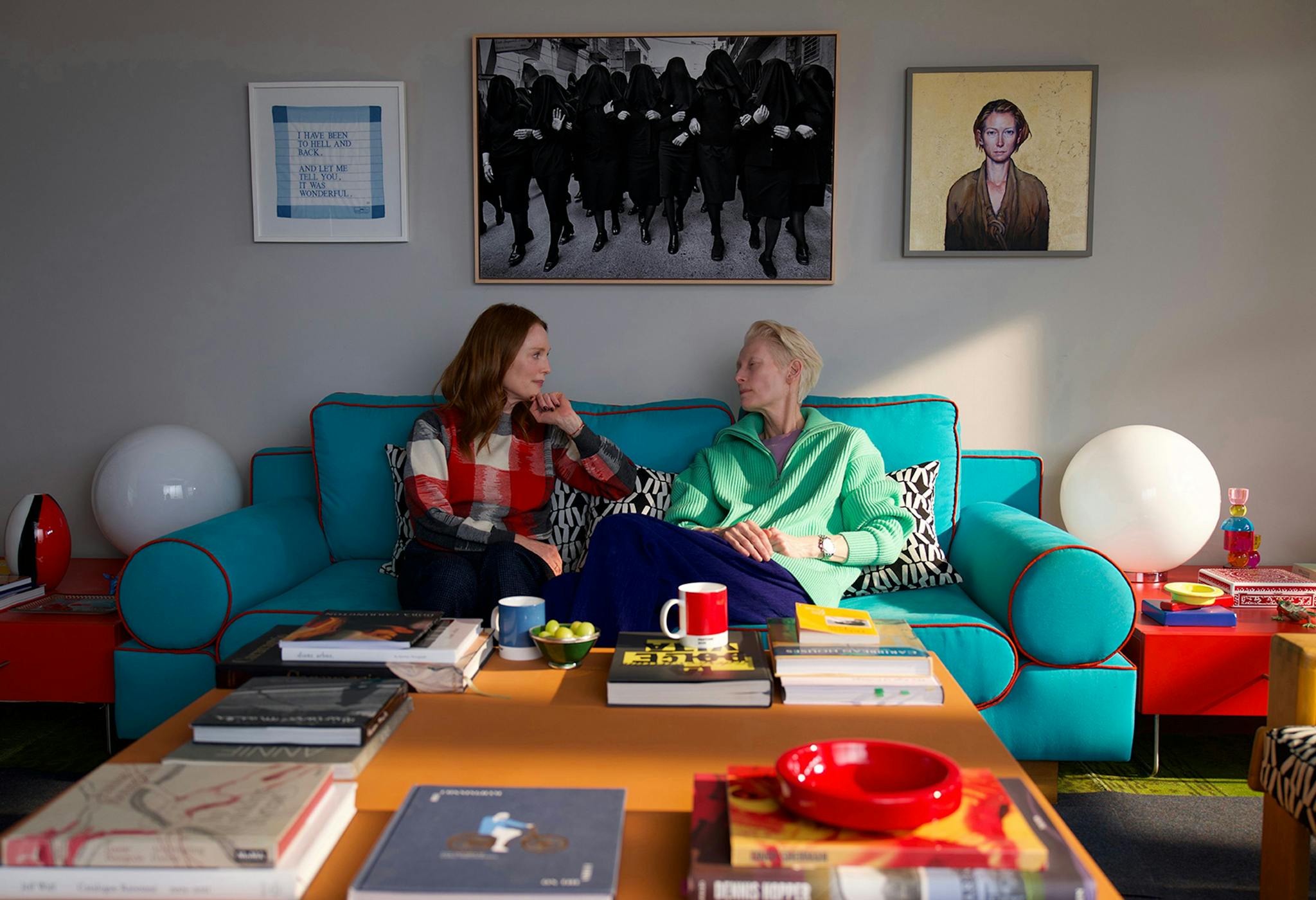 Julianne Moore y Tilda Swinton en un fotograma de 'La habitación de al lado', de Pedro Almodóvar