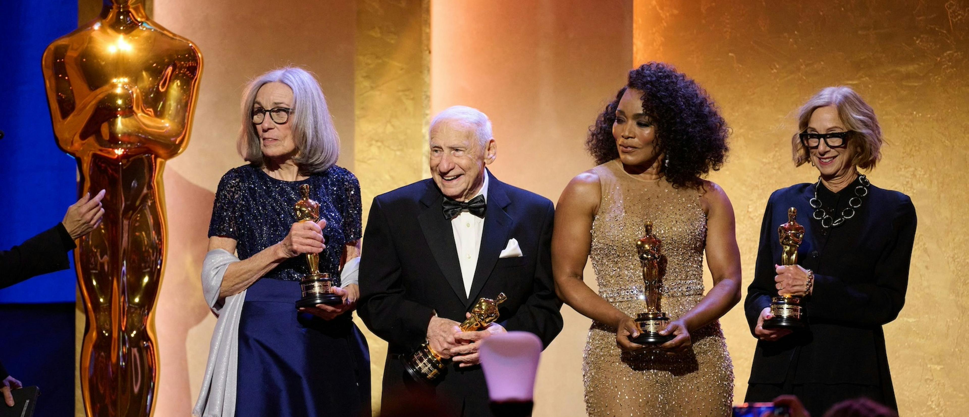Angela Bassett, Mel Brooks, Carol Litteton y Michelle Satter posan en los Governor Awards con sus Oscar