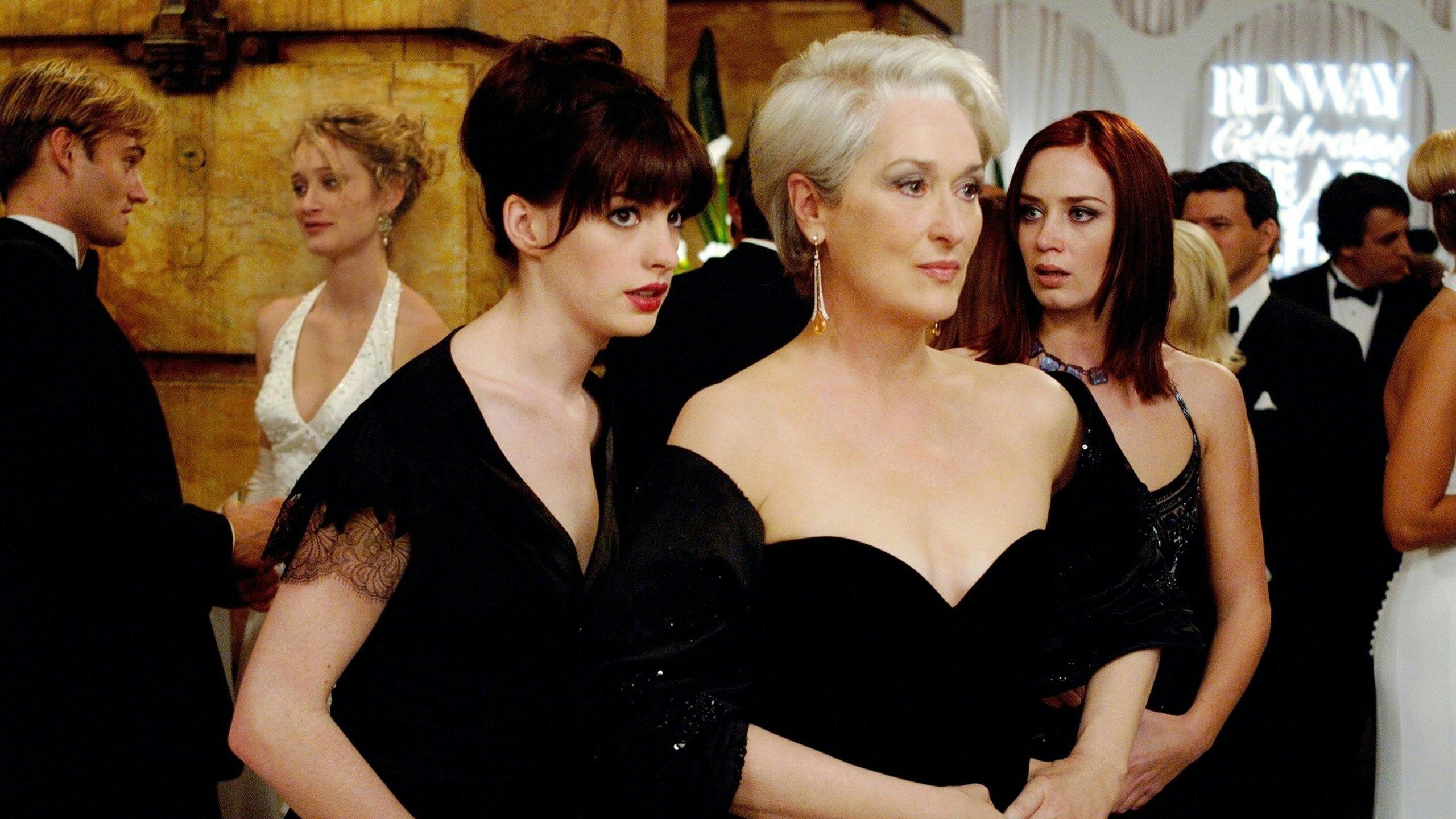  Anne Hathaway, Meryl Streep y Emily Blunt dando vida a Andy Sachs, Miranda Priestly y Emily -respectivamente- en 'El diablo viste de prada' (2006)