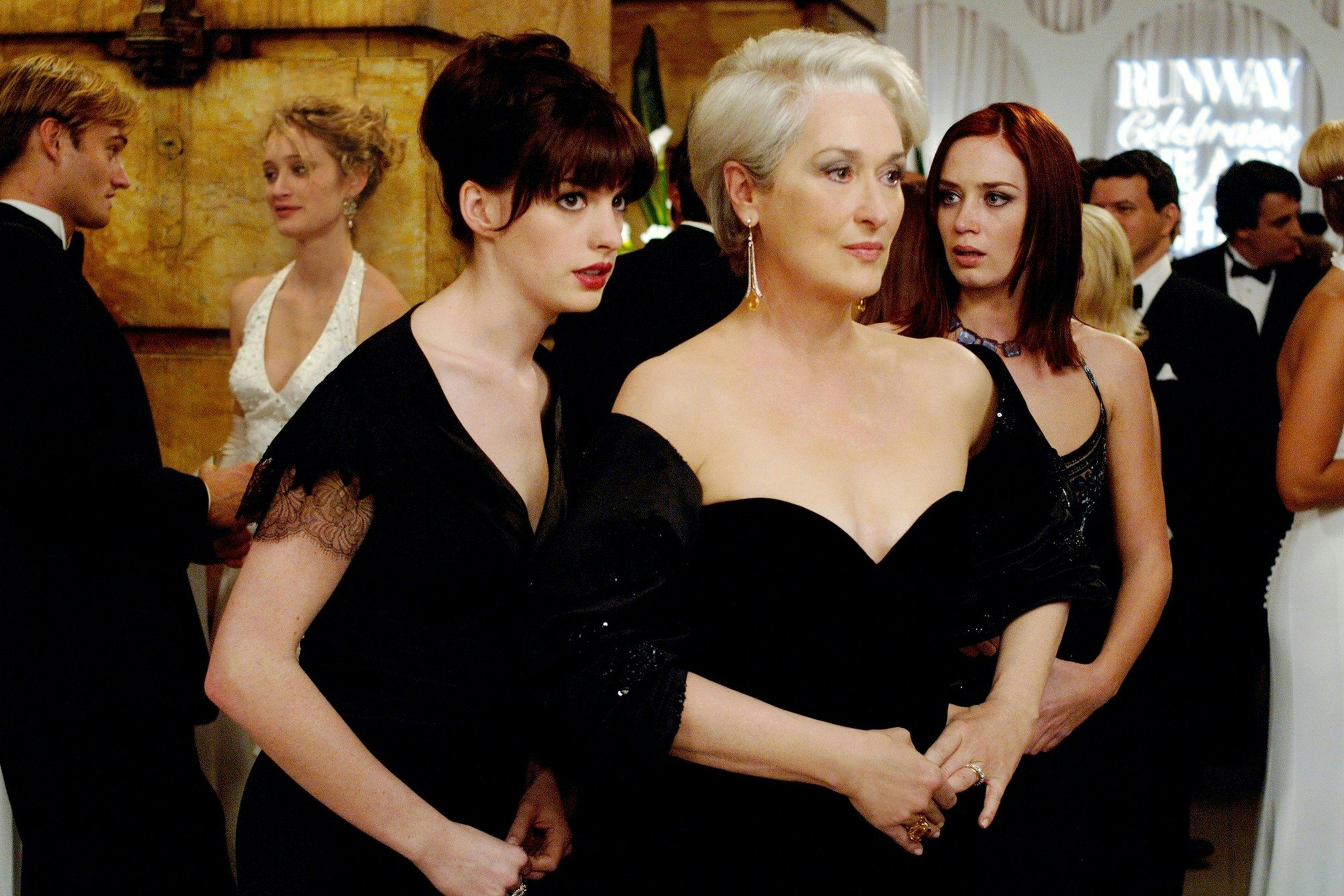 Anne Hathaway, Meryl Streep y Emily Blunt dando vida a Andy Sachs, Miranda Priestly y Emily -respectivamente- en 'El diablo viste de prada' (2006)