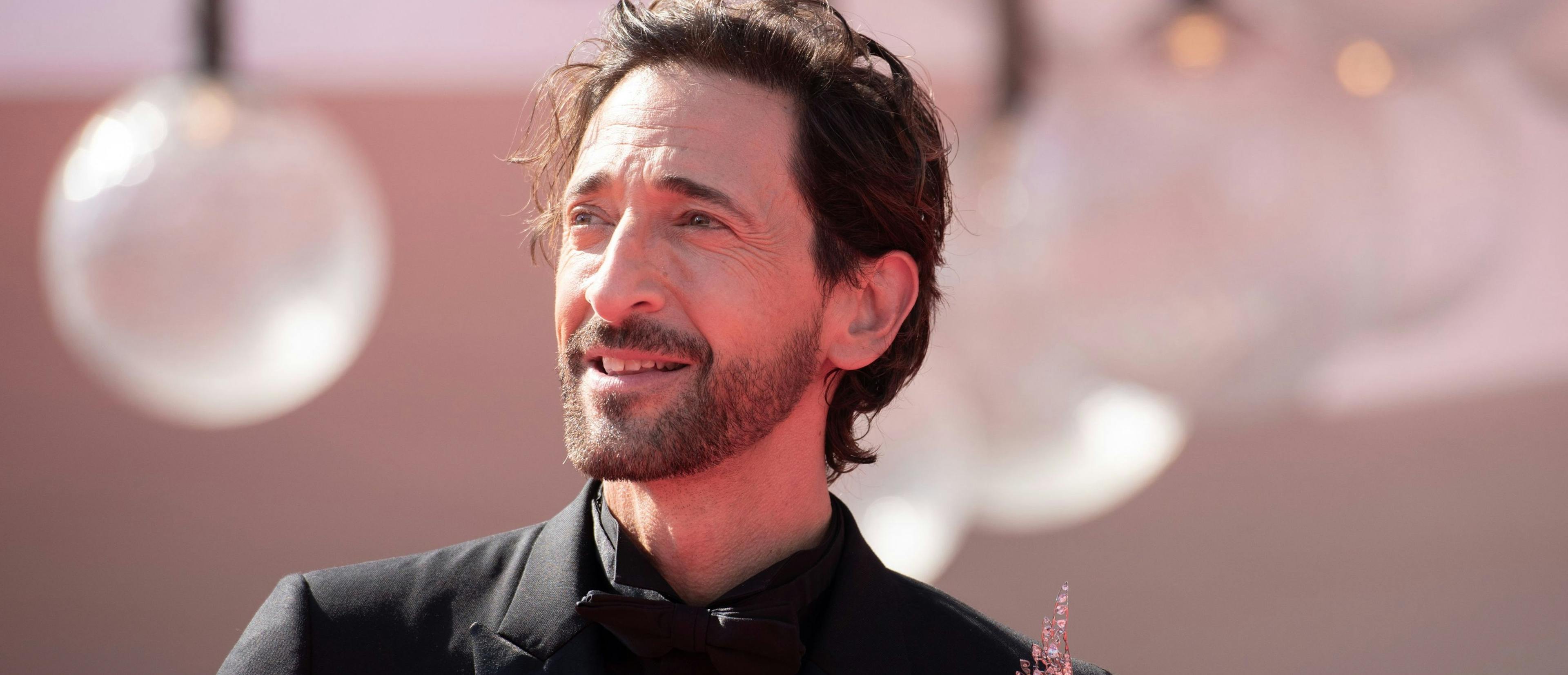 El actor Adrien Brody sonríe en la alfombra roja de 'The brutalist' durante la Mostra de Venecia 2024