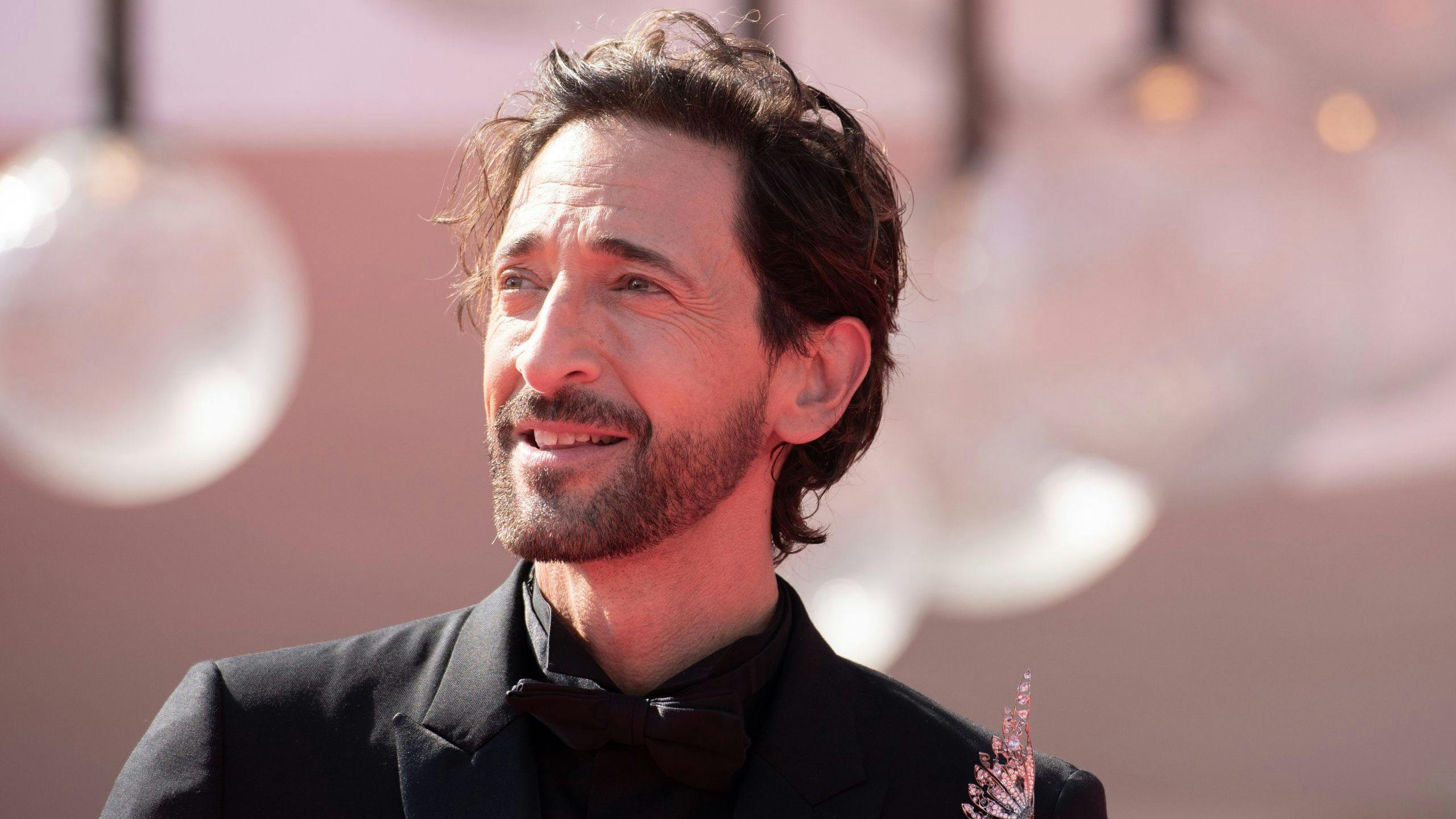 El actor Adrien Brody sonríe en la alfombra roja de 'The brutalist' durante la Mostra de Venecia 2024