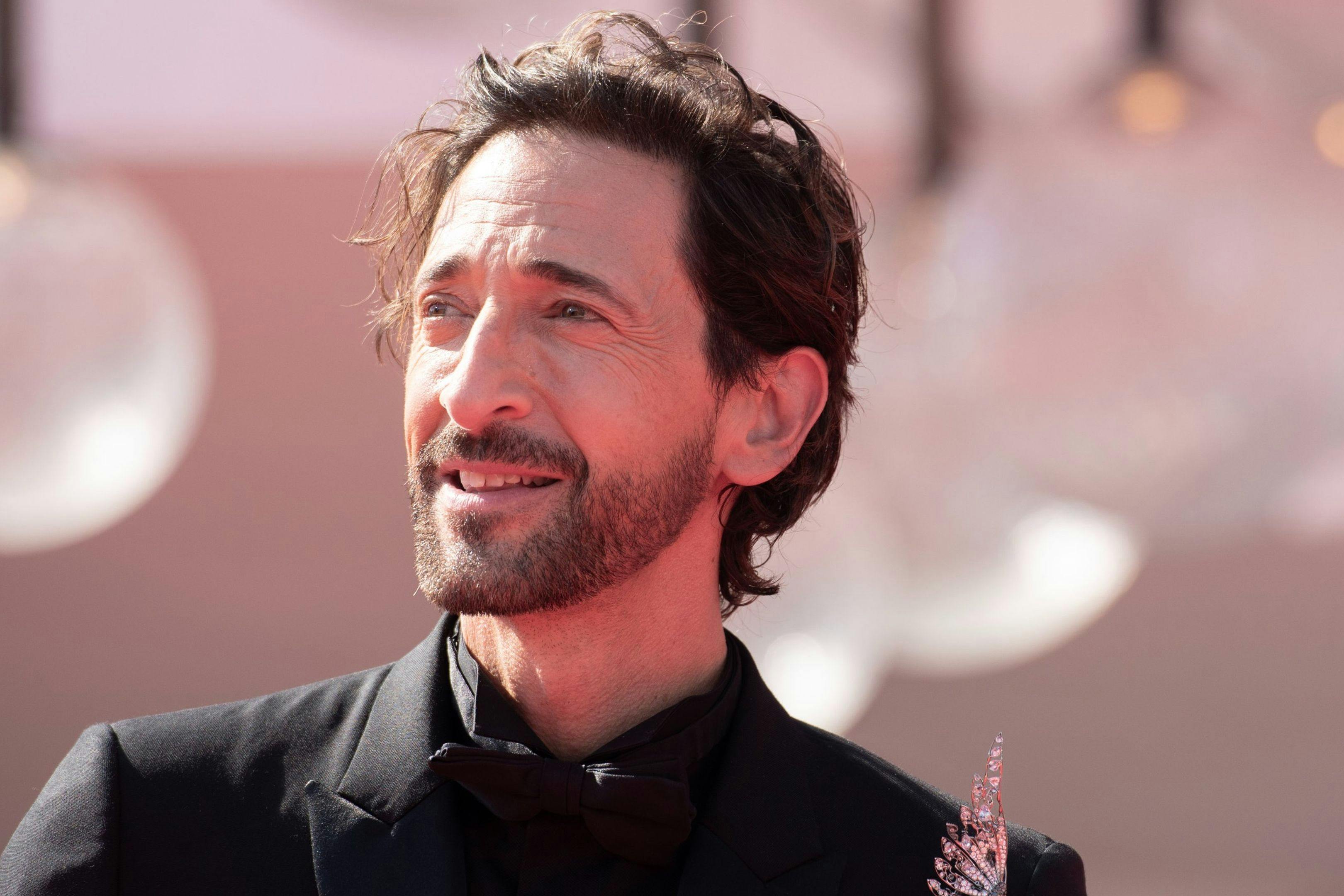 El actor Adrien Brody sonríe en la alfombra roja de 'The brutalist' durante la Mostra de Venecia 2024