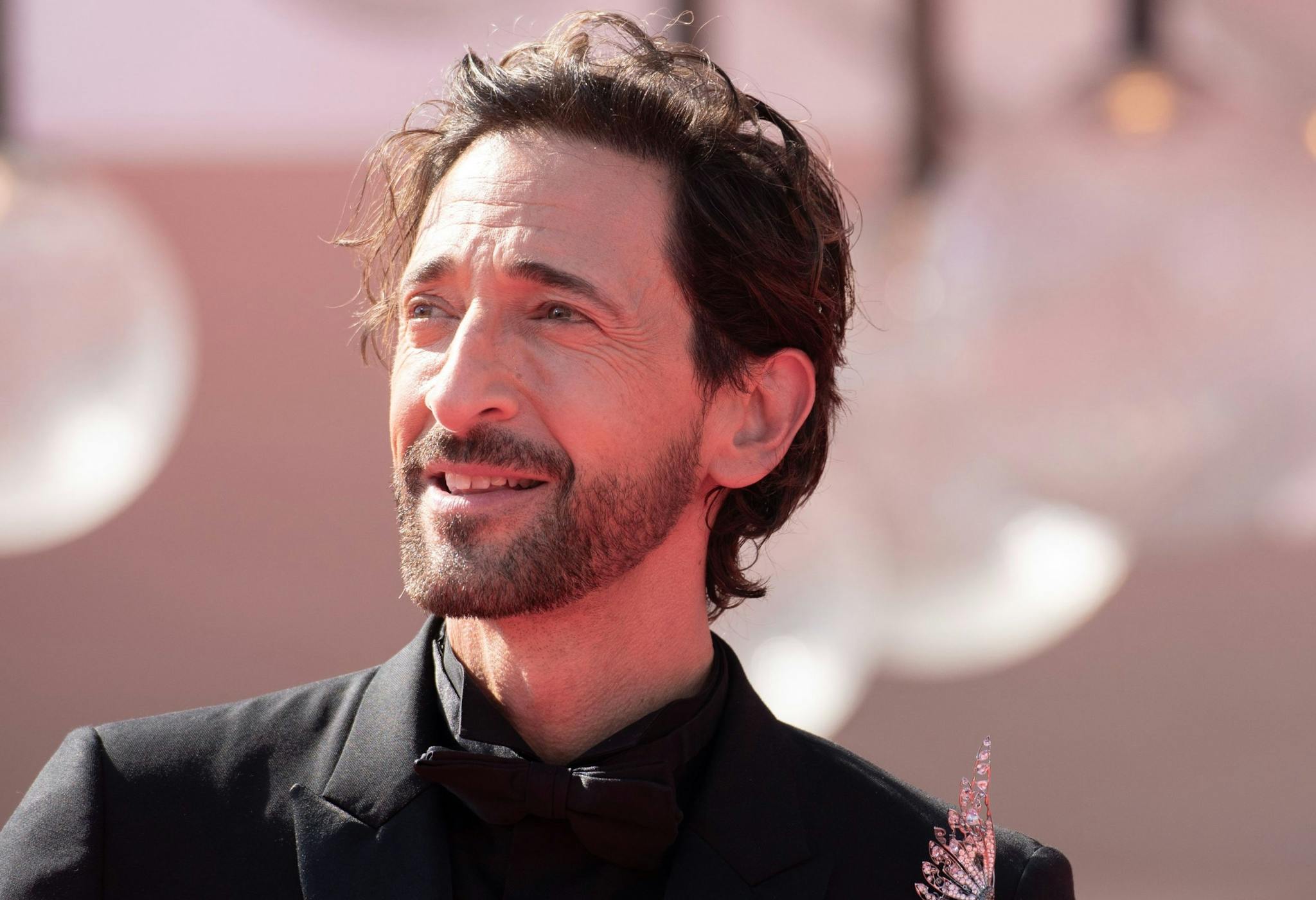 El actor Adrien Brody sonríe en la alfombra roja de 'The brutalist' durante la Mostra de Venecia 2024