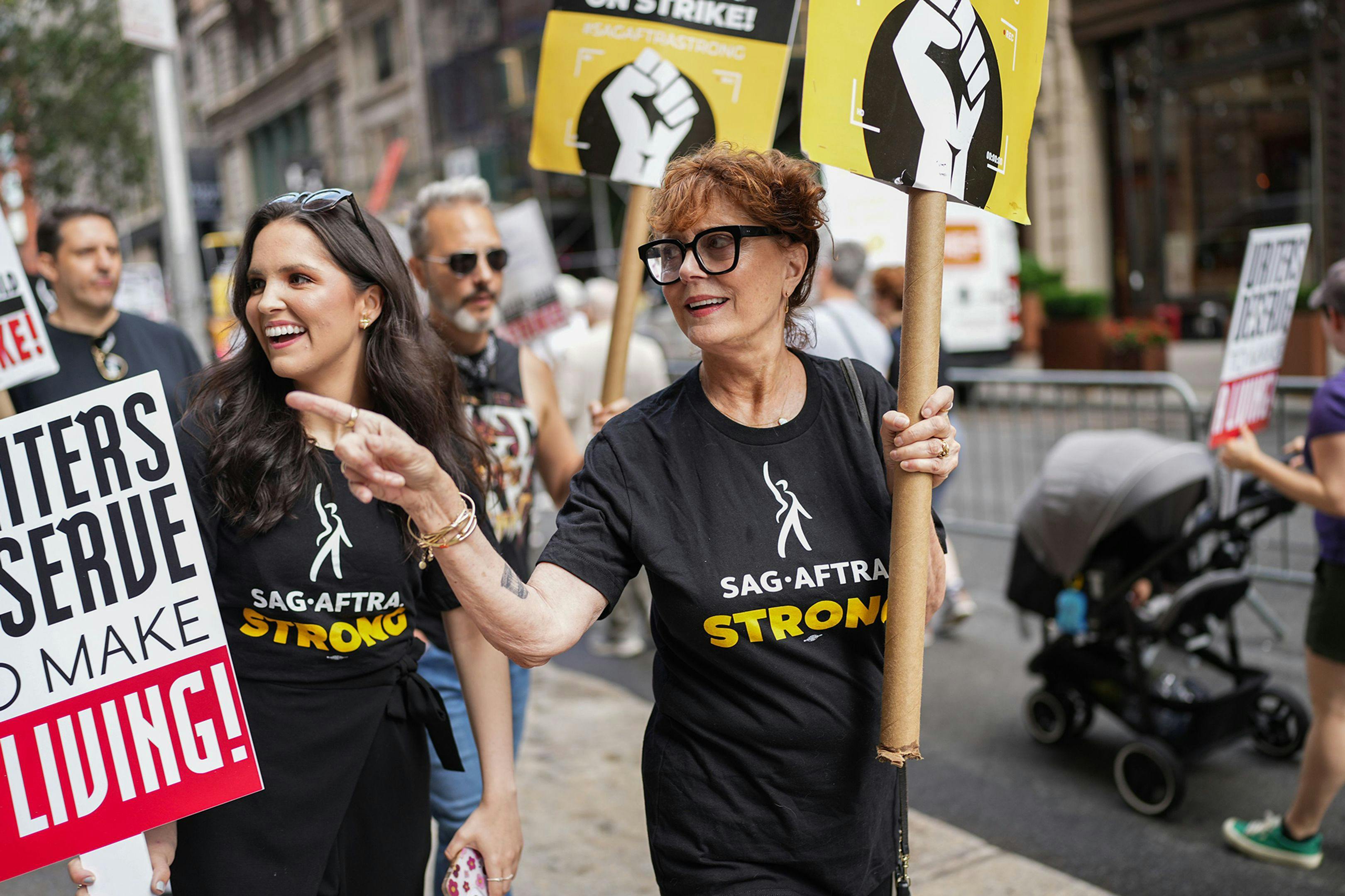 La actriz Susan Sarandon asistiendo a un piquete de la huelga del SAG-AFTRA en Nueva York