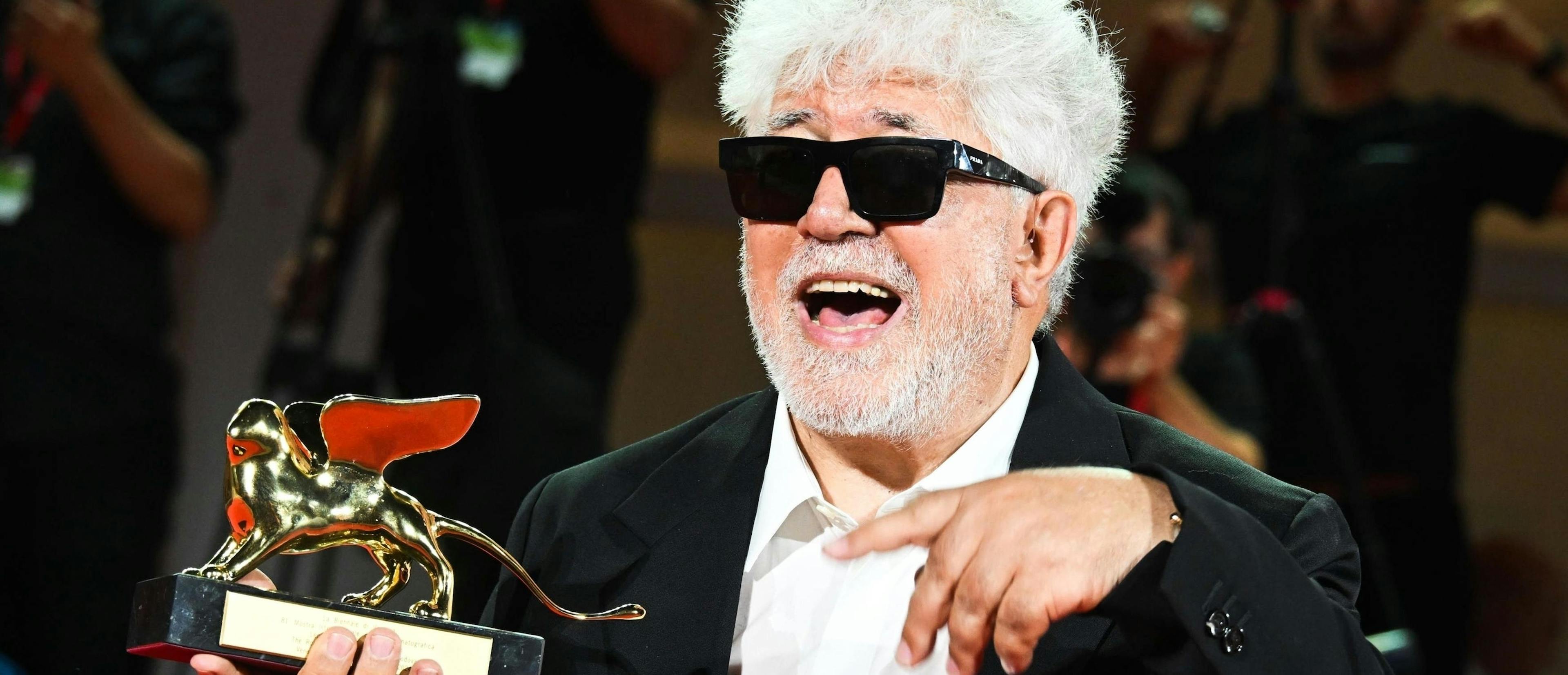 Pedro Almodóvar posa con el León de Oro de la Mostra de Venecia 2024 por 'La habitación de al lado'