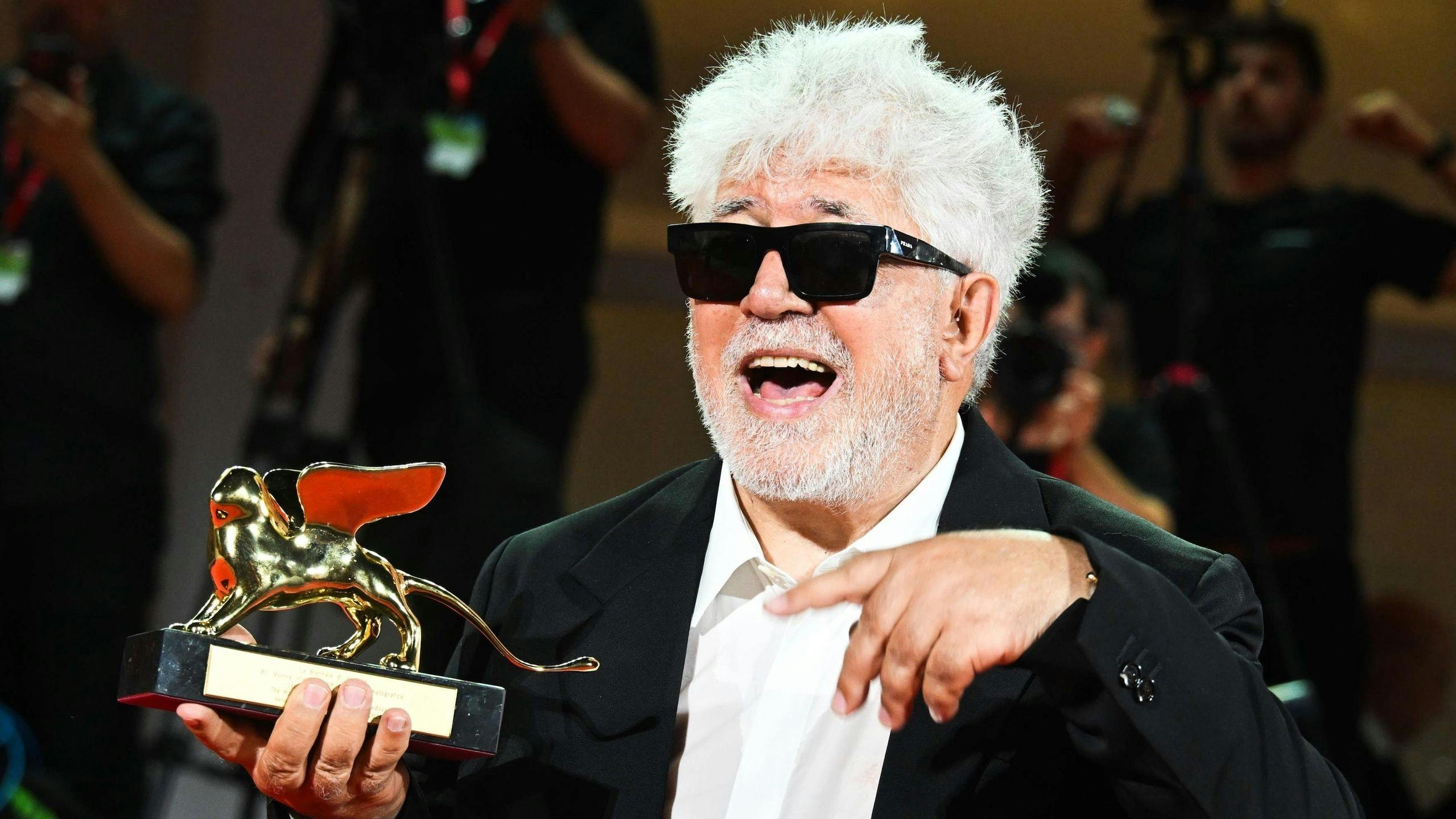 Pedro Almodóvar posa con el León de Oro de la Mostra de Venecia 2024 por 'La habitación de al lado'