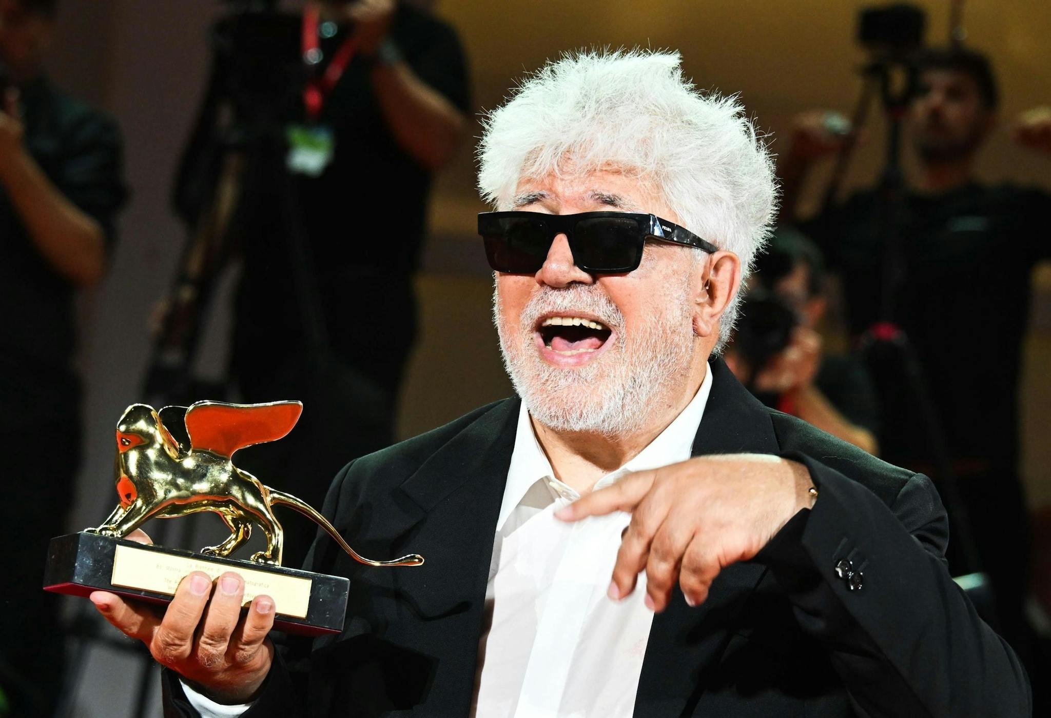 Pedro Almodóvar posa con el León de Oro de la Mostra de Venecia 2024 por 'La habitación de al lado'